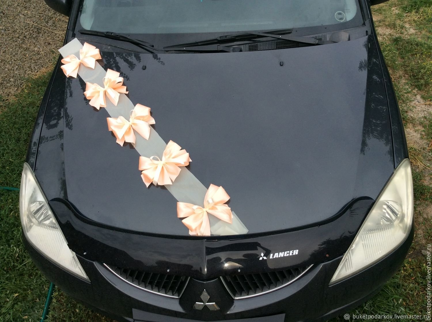 Украшение свадебного автомобиля: цветущий луг или волшебный сад