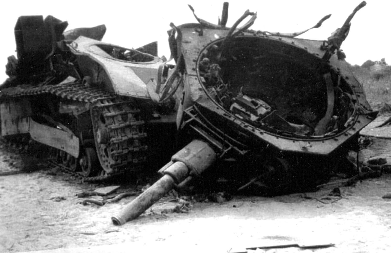 Немецкие танки после. Танк т-28 взорванный. Подбитый танк тигр. Т-35 подбитый. Танки вермахта взорванные ису152.