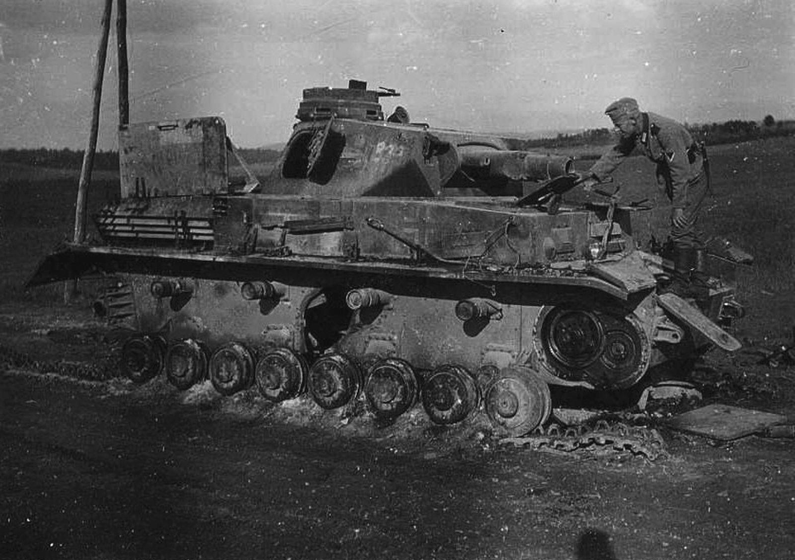 Потери немецких танков. Подбитый немецкий танк 1941. PZ III 1941. Танки вермахта 1941г. PZ IV 1941.