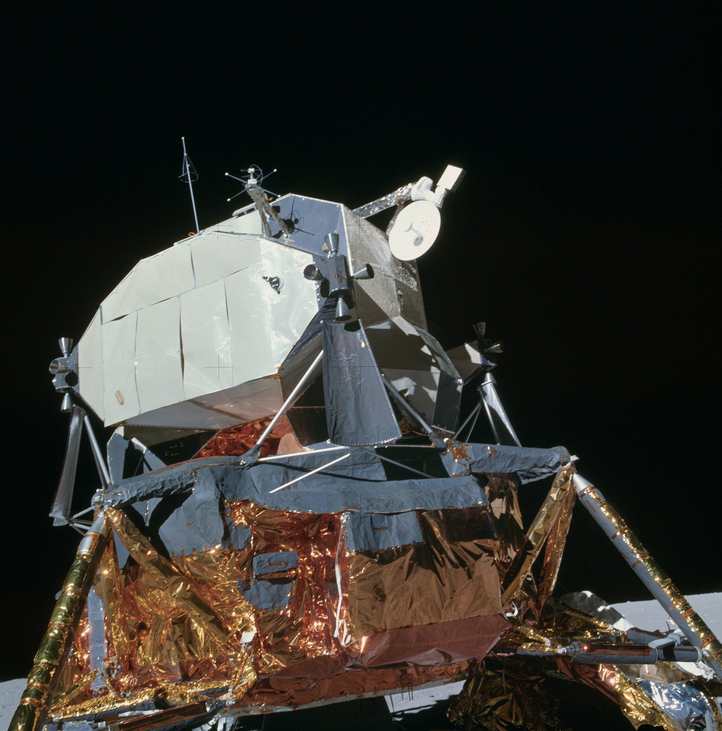 Корабль на поверхности луны. Лунный модуль корабля Аполлон 11 НАСА. Космический корабль Аполлон 11. Лунный модуль корабля Аполлон. Посадочный модуль Аполлон 11.
