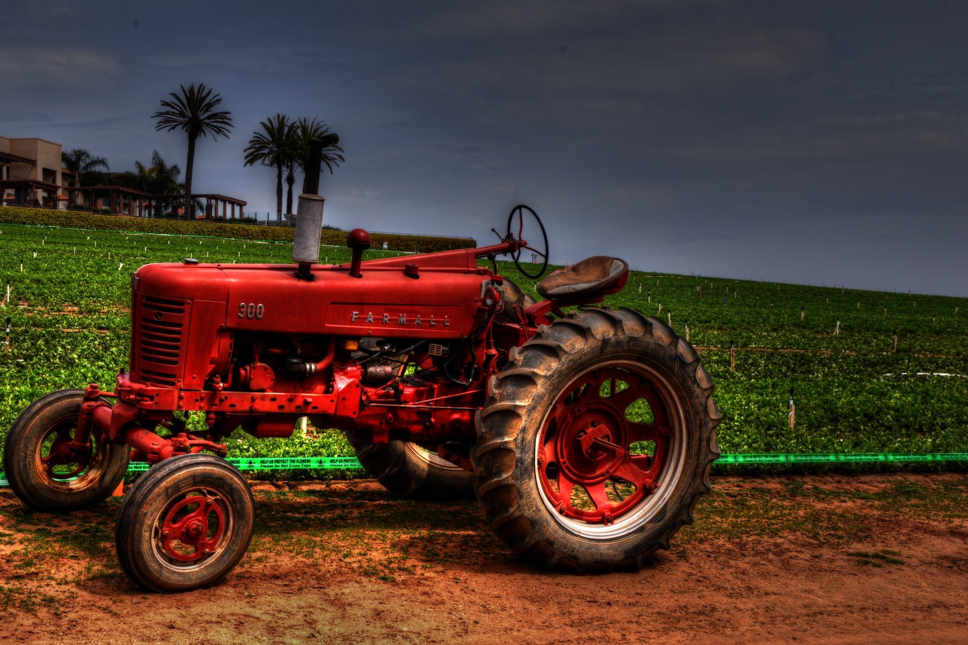 Полям красный трактор. Красный трактор. Трактор красного цвета. Красный трактор картинки. Красный трактор красивый.