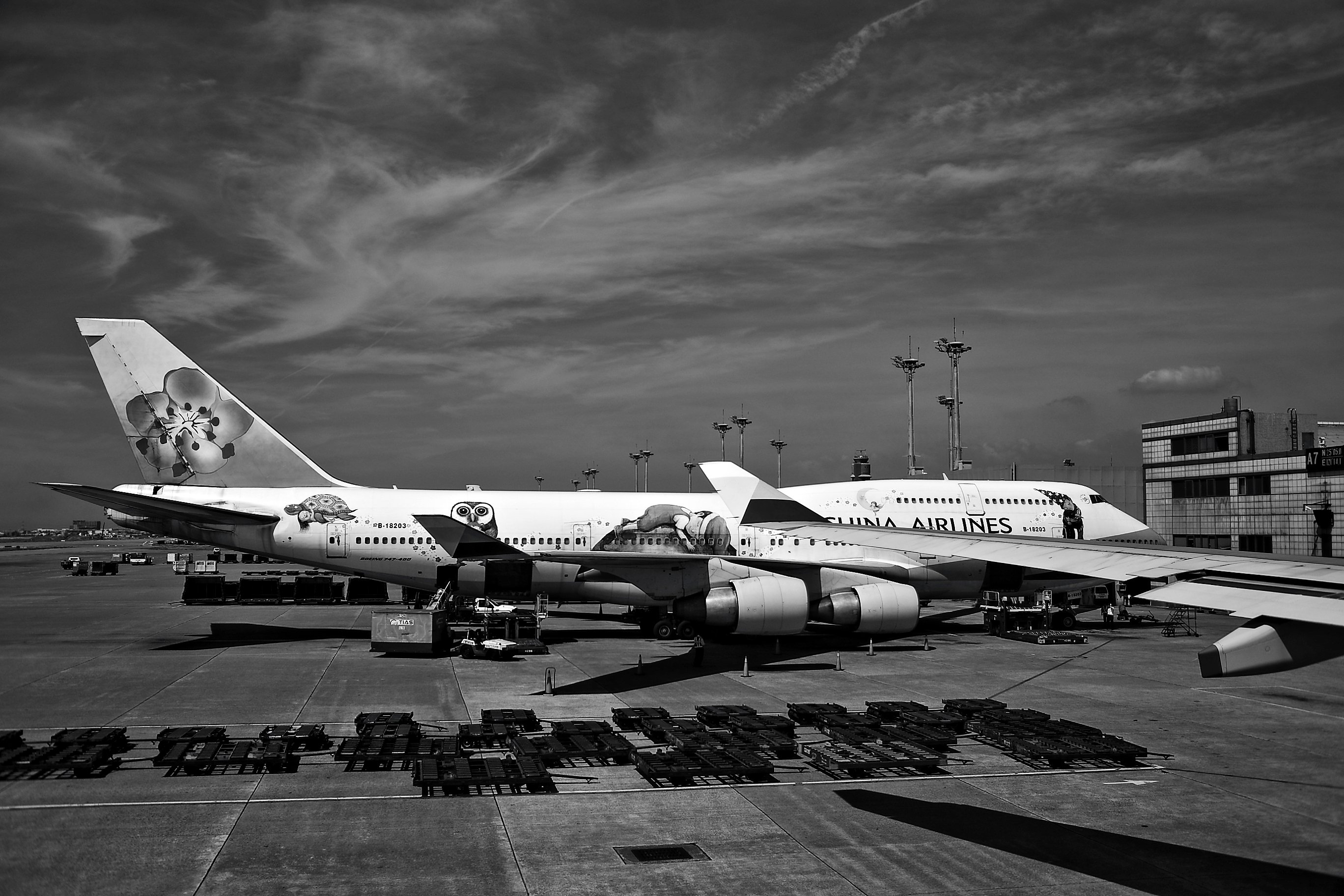 Фото белого самолета. Боинг 777. Boeing x-32. Boeing 747 чб. Боинг черно белый.