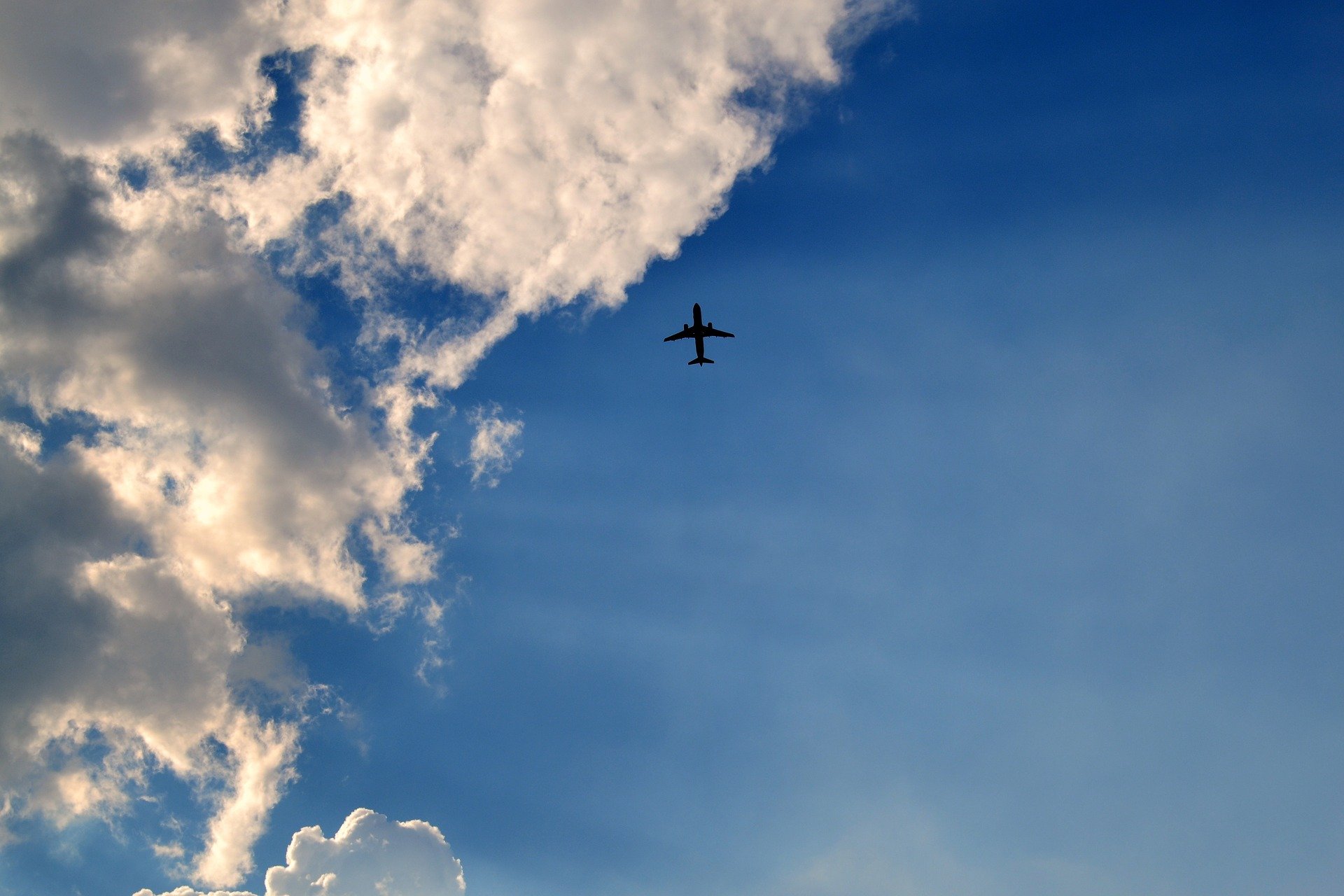 Какой небеса полетел. Самолет в небе. Самолет в облаках. Самолёт высоко в небе. Красивый самолет в небе.