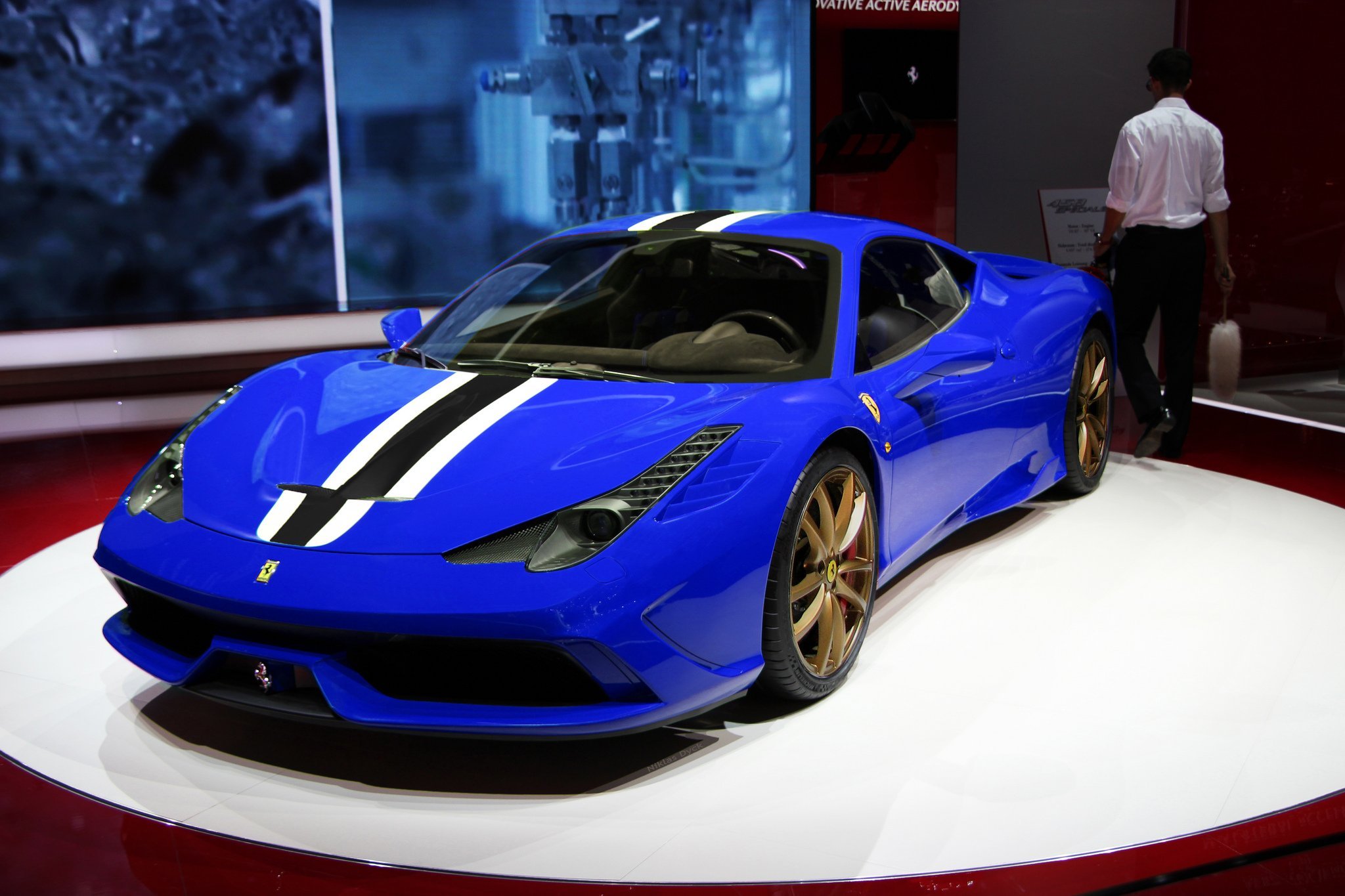 Синюю машинку большую. Ferrari f12 Berlinetta синий. Ferrari 458 Blue. Феррари 458 гоночная. Машина Феррари синяя.