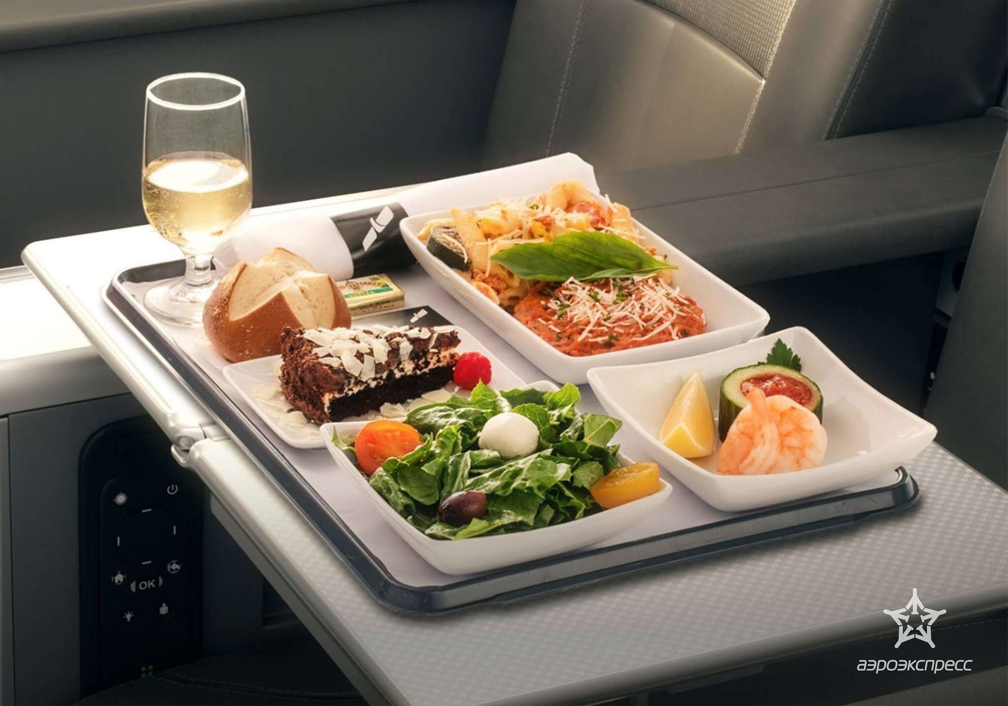 Столик в самолете. Еда на борту Американ Эйрлайнс. American Airlines питание на борту. Еда в самолете. Еда в бизнес классе.