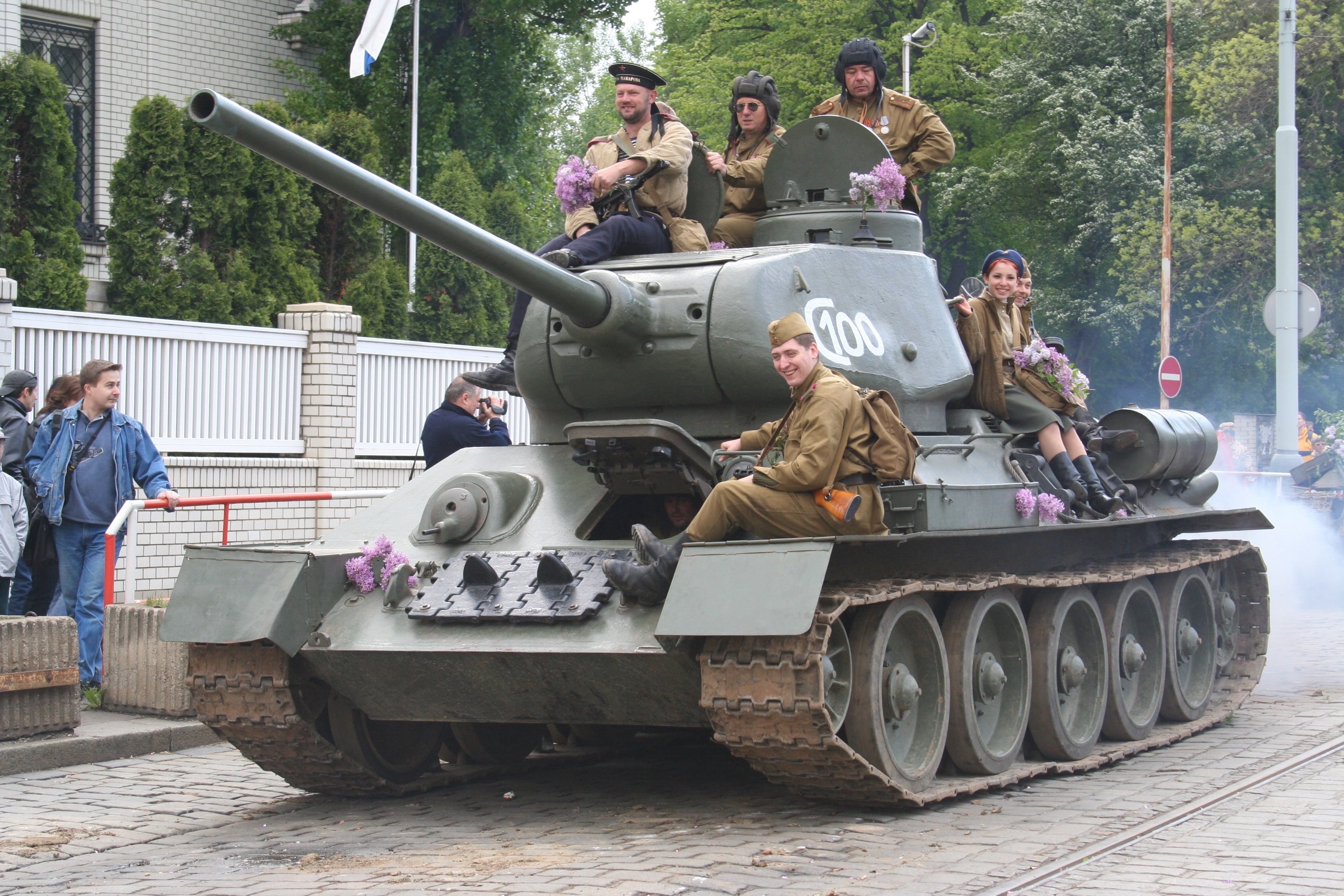 Nfr d. Т 34 85 Прага. Танк т 34 в Праге. Человек в танке. Человек рядом с танком.