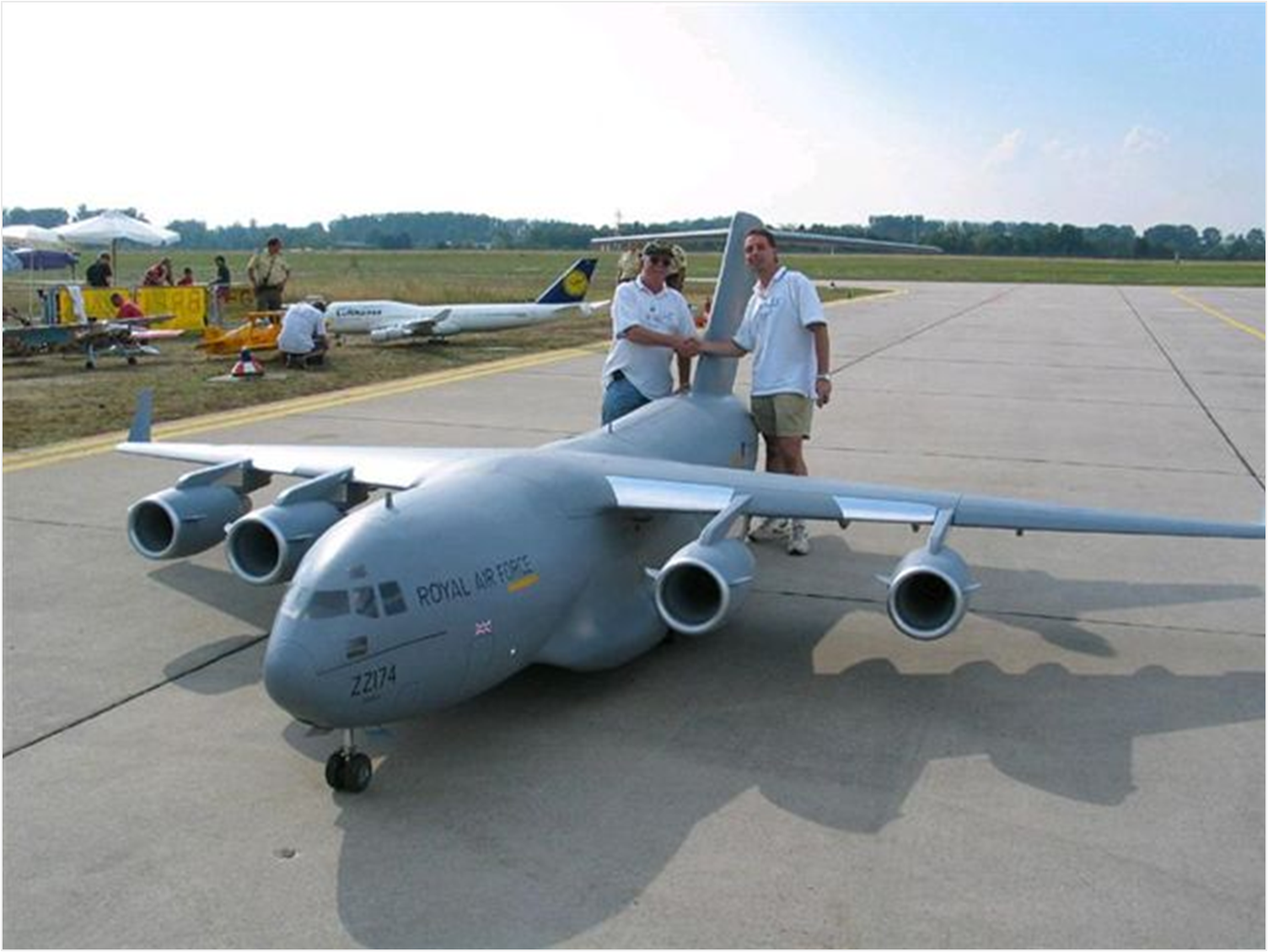 Airbus a380 радиоуправляемый. Самый большой радиоуправляемый самолет. Самая большая модель самолета. Радиоуправляемые самолеты с реактивным двигателем.
