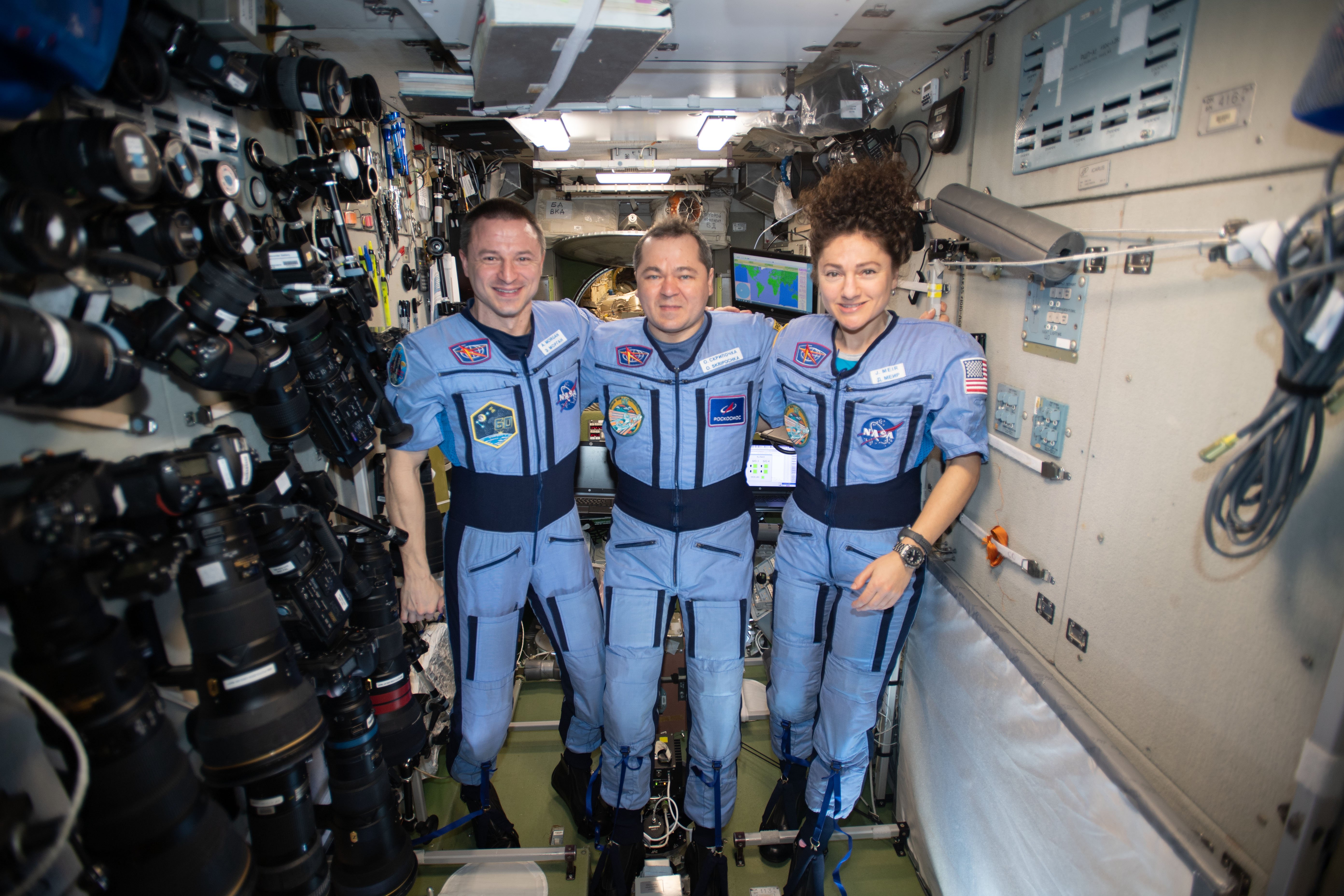 Сколько времени будут космонавты. Международная Космическая станция МКС экипаж. МКС 2005 год.