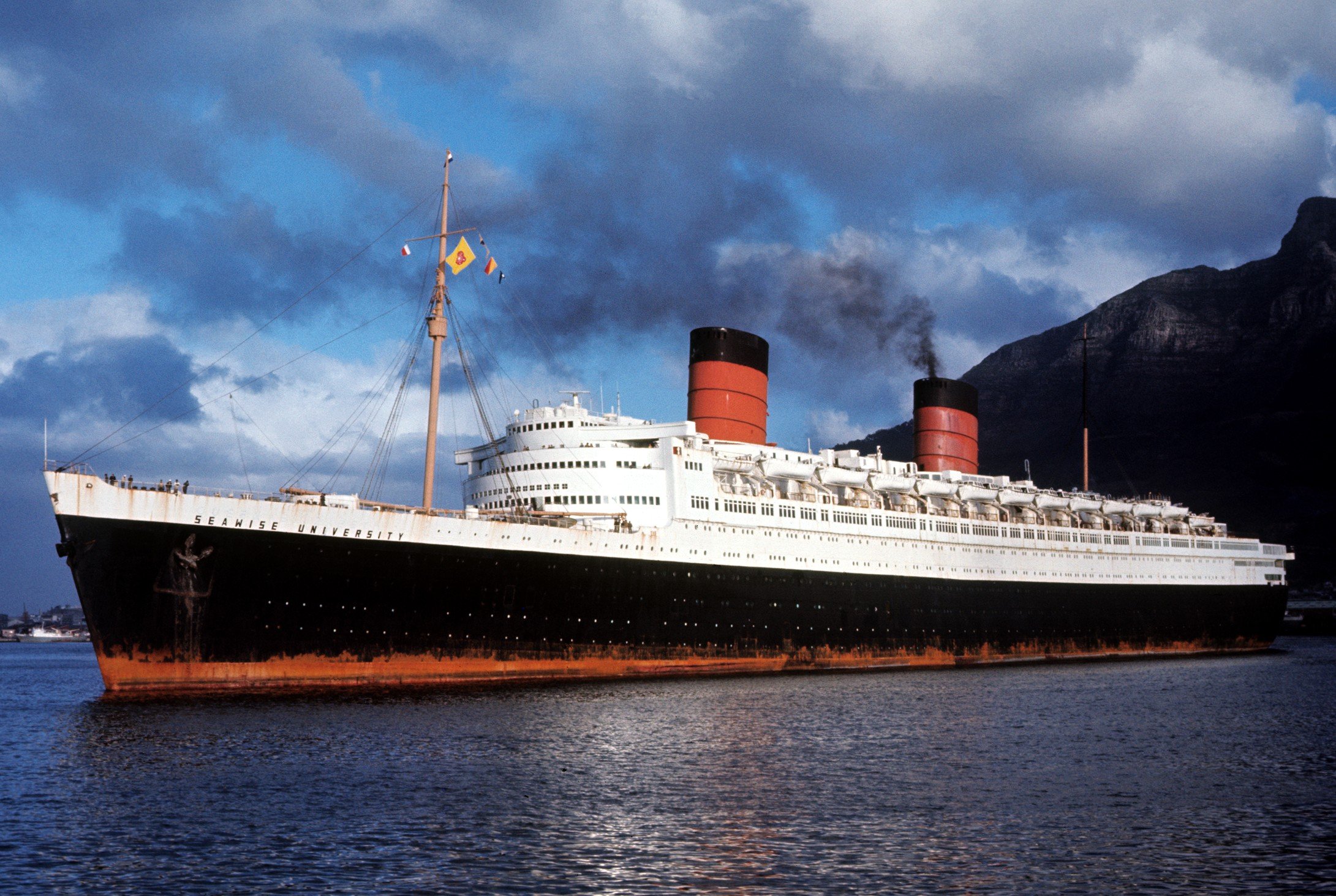 Красивый пароход. RMS Queen Elizabeth корабль. Лайнер куин Элизабет 2. Квин Элизабет лайнер Кунард.