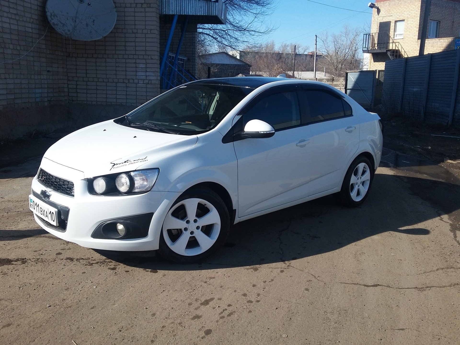 Диски шевроле авео. Шевроле Авео т300 белая. Chevrolet Aveo t300 хэтчбек белый. Белая Шевроле Авео т300 на литье. Белая Шевроле Авео т300 на 17 литье.