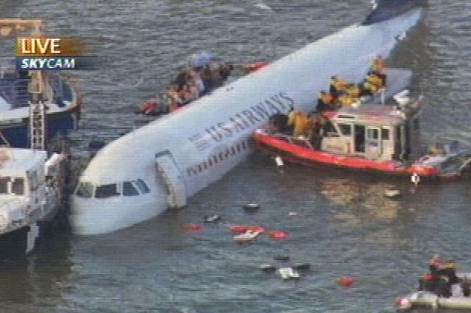 Аварийные посадки самолетов на воду. Самолет сел на реку Гудзон. Самолёт приземлился на Гудзон. Посадка самолёта на Гудзон в 2009. Аварийная посадка a320 на Гудзон.