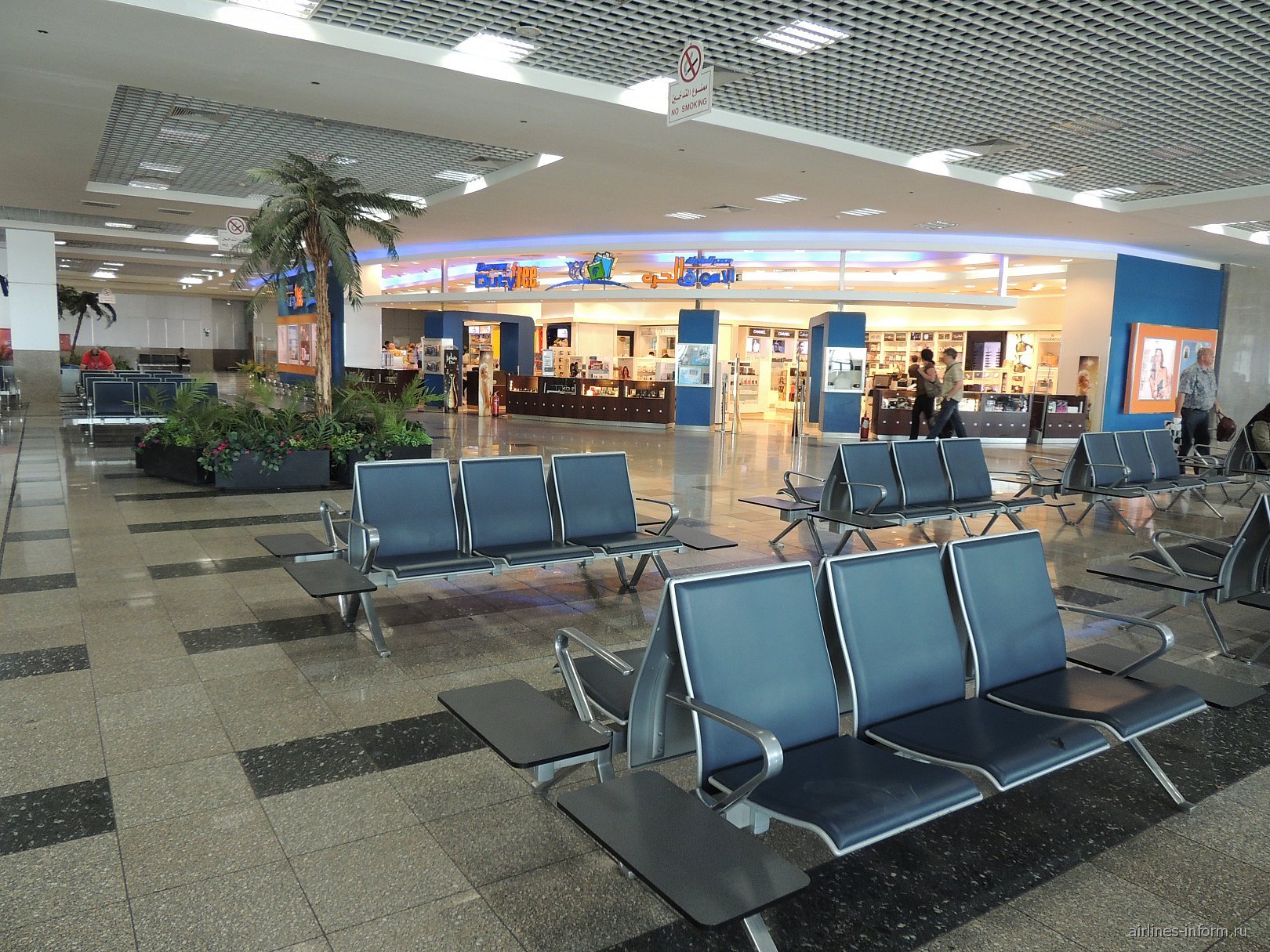 Сайт аэропорта хургады. Аэропорт Хургада Египет терминал 2. Аэропорт Хургада внутри. Аэропорт в Хургаде зона прилета. Старый аэропорт Хургады.