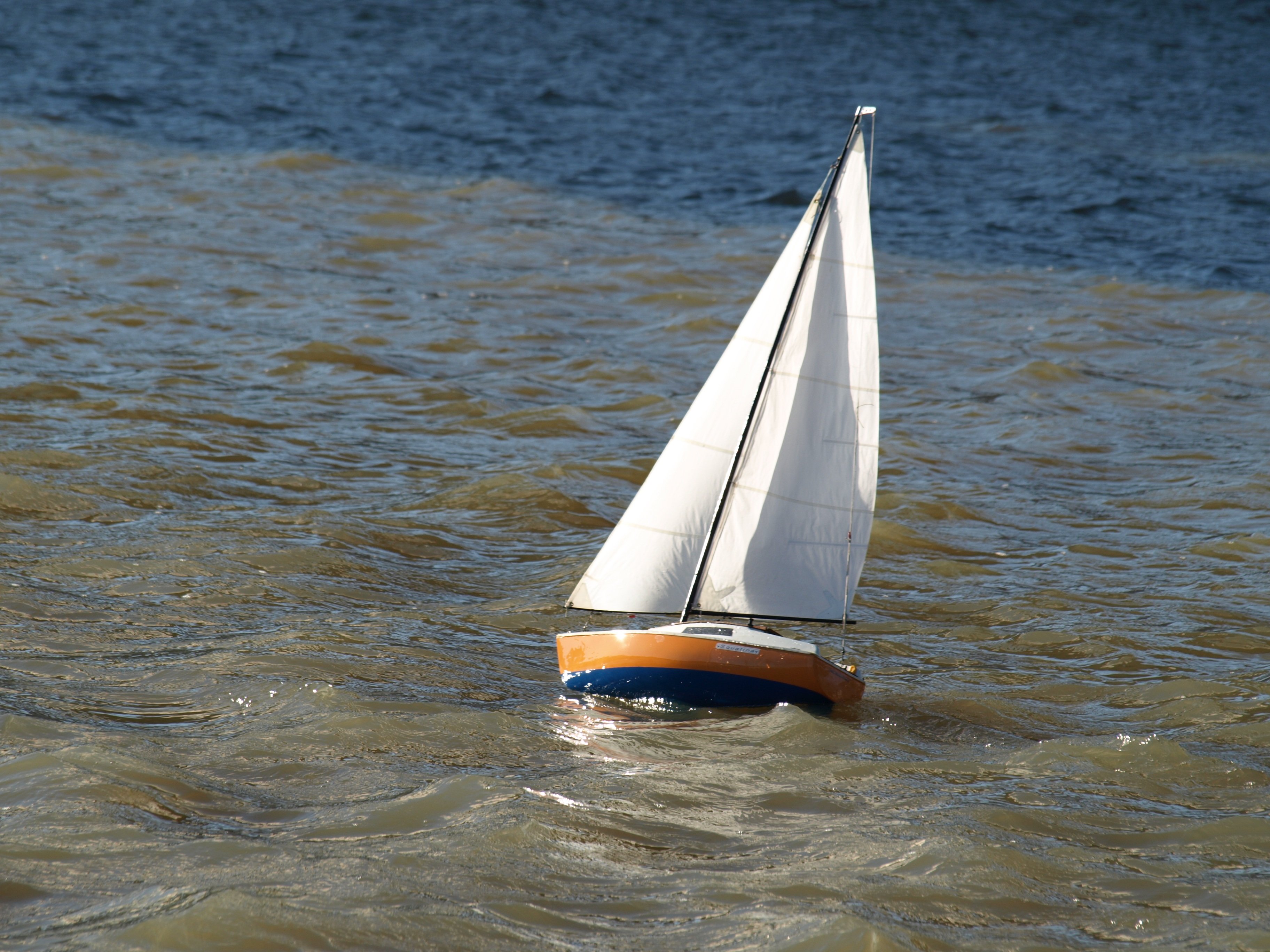 В жаркое летнее время парусным морским судам. Швертбот Джонка. Парусная лодка. Парус на лодке. Небольшая лодка с парусом.