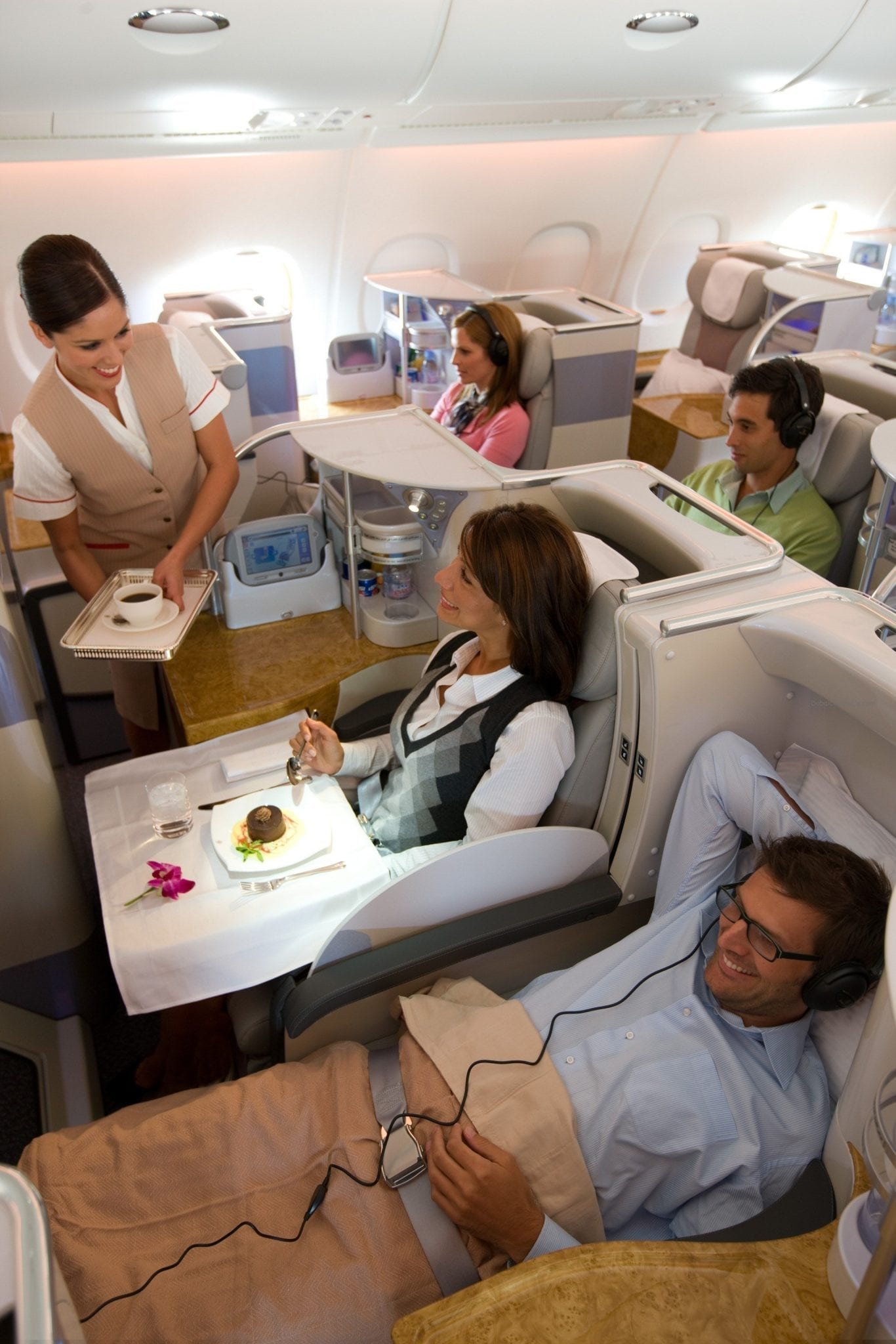 Сколько пассажиров берет. Airbus a380 Emirates первый класс. Самолет a380 Emirates эконом класс. Бизнес класс Emirates a380. Бизнес класс Эмирейтс а380.