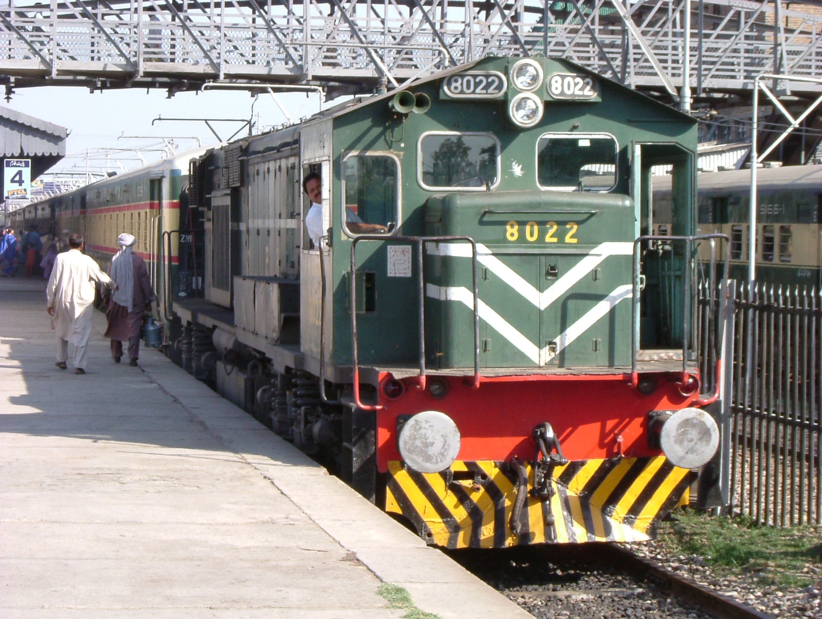 Зеленые железные дороги. Тепловозы Пакистана. Зеленый поезд. Pakistan Train. Зеленая электричка.