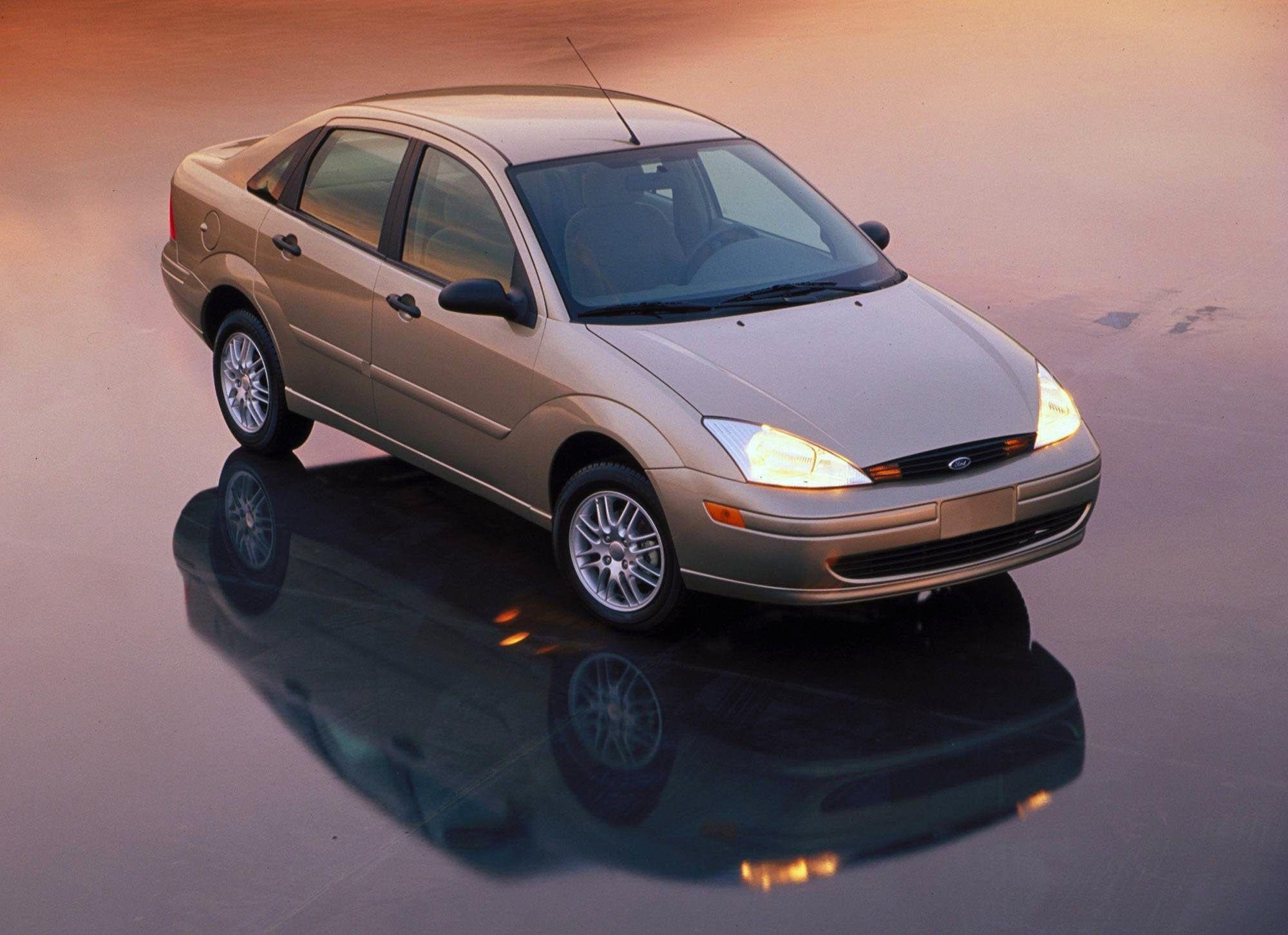 Купить фокус 1 москва. Ford Focus 1998-2004. Форд фокус 1 седан 2005. Ford Focus 1 седан. Ford Focus ZTS 2004.