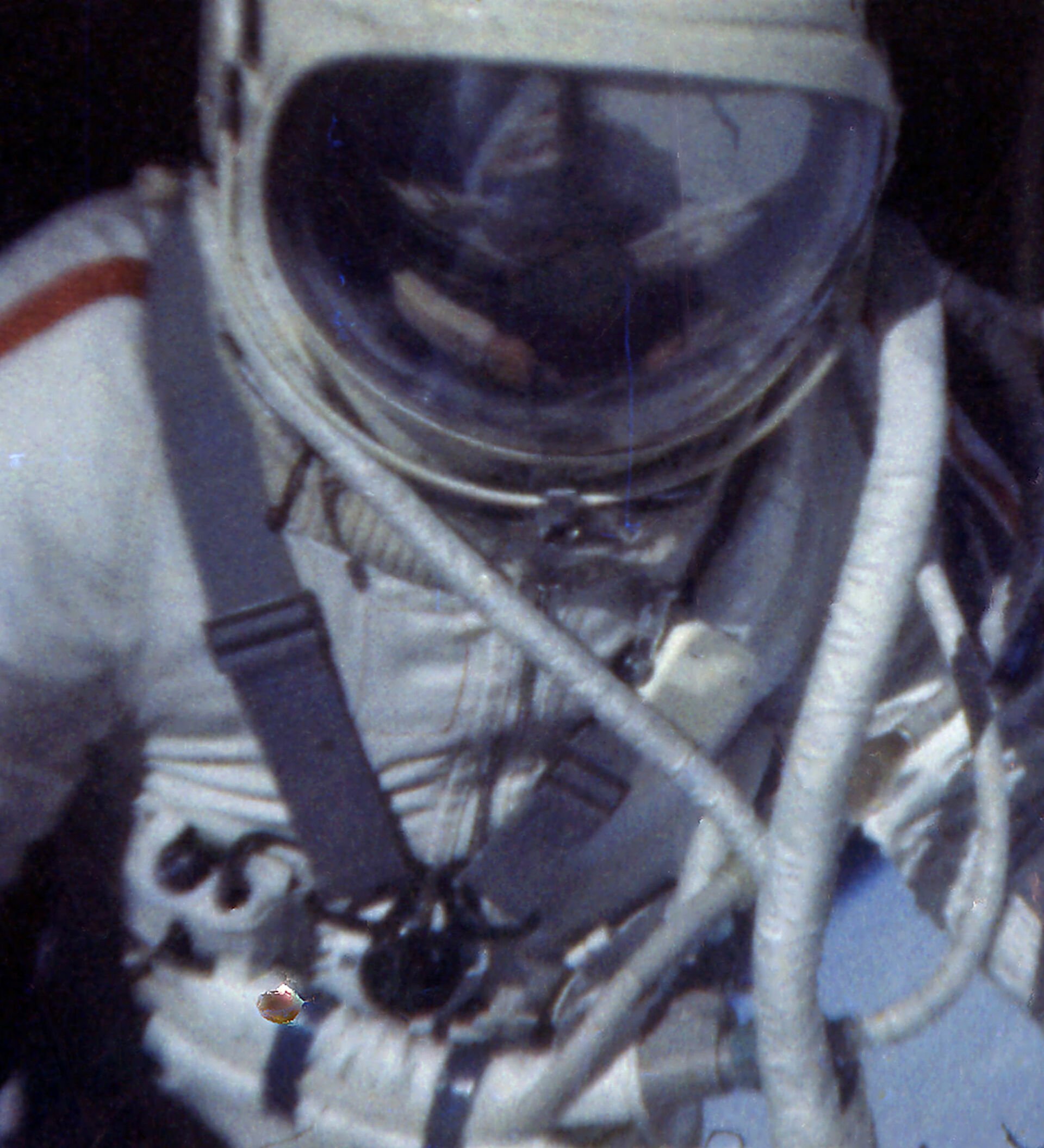 Фамилия первого космонавта в открытом космосе. Восход-2 Леонов в космосе.