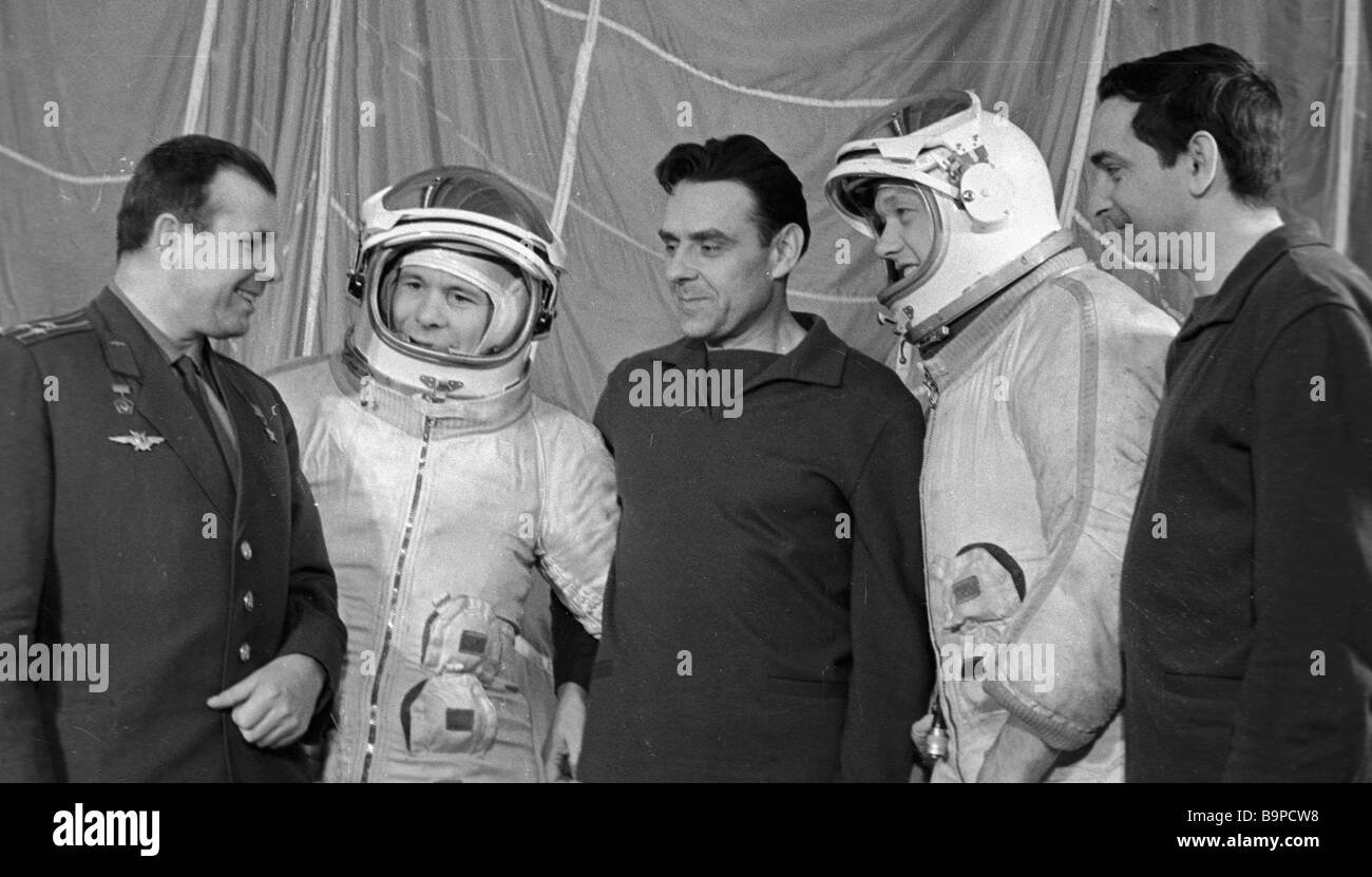 Первые космонавты после гагарина. Быковский Елисеев Хрунов.