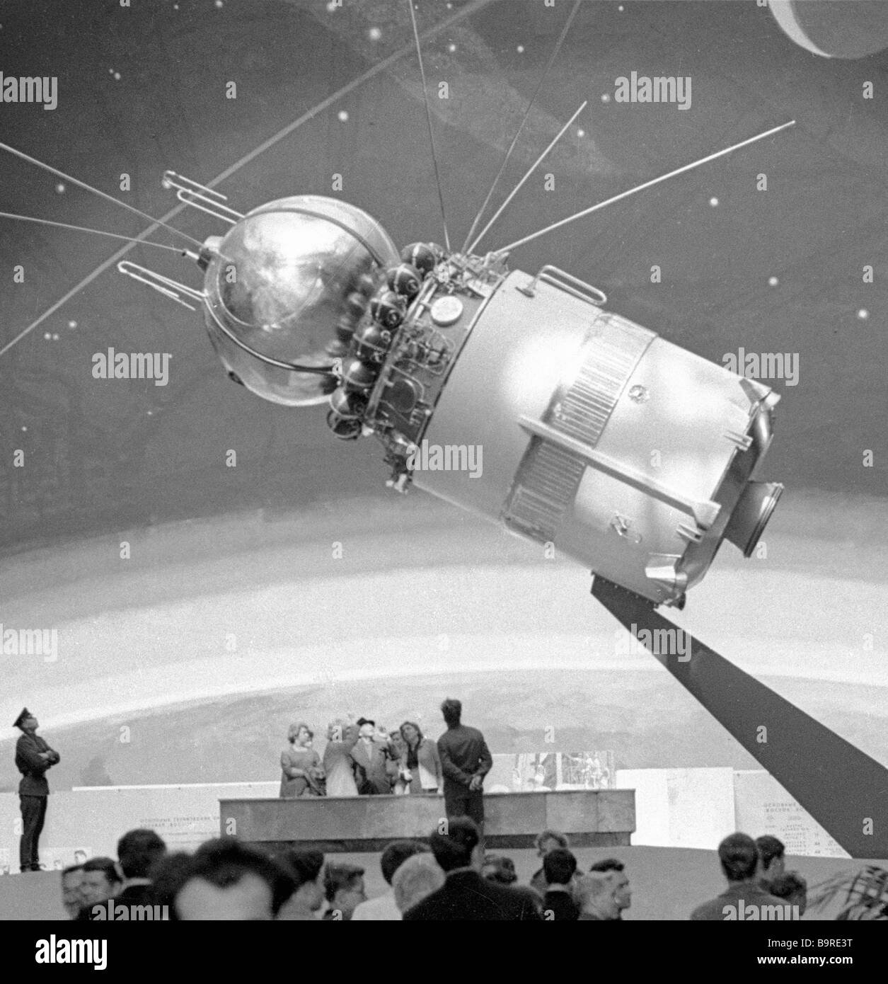 Первый в мире многоместный космический корабль Восход-1