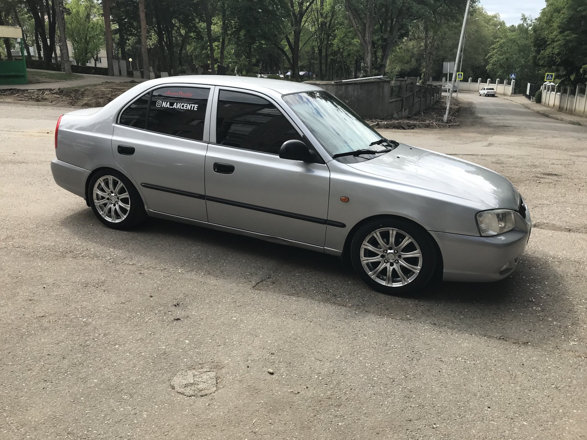 Диски на акцент. Hyundai Accent на 15 дисках. Hyundai Accent диски r15. Акцент на 15 дисках. Хендай акцент на 15 радиус.