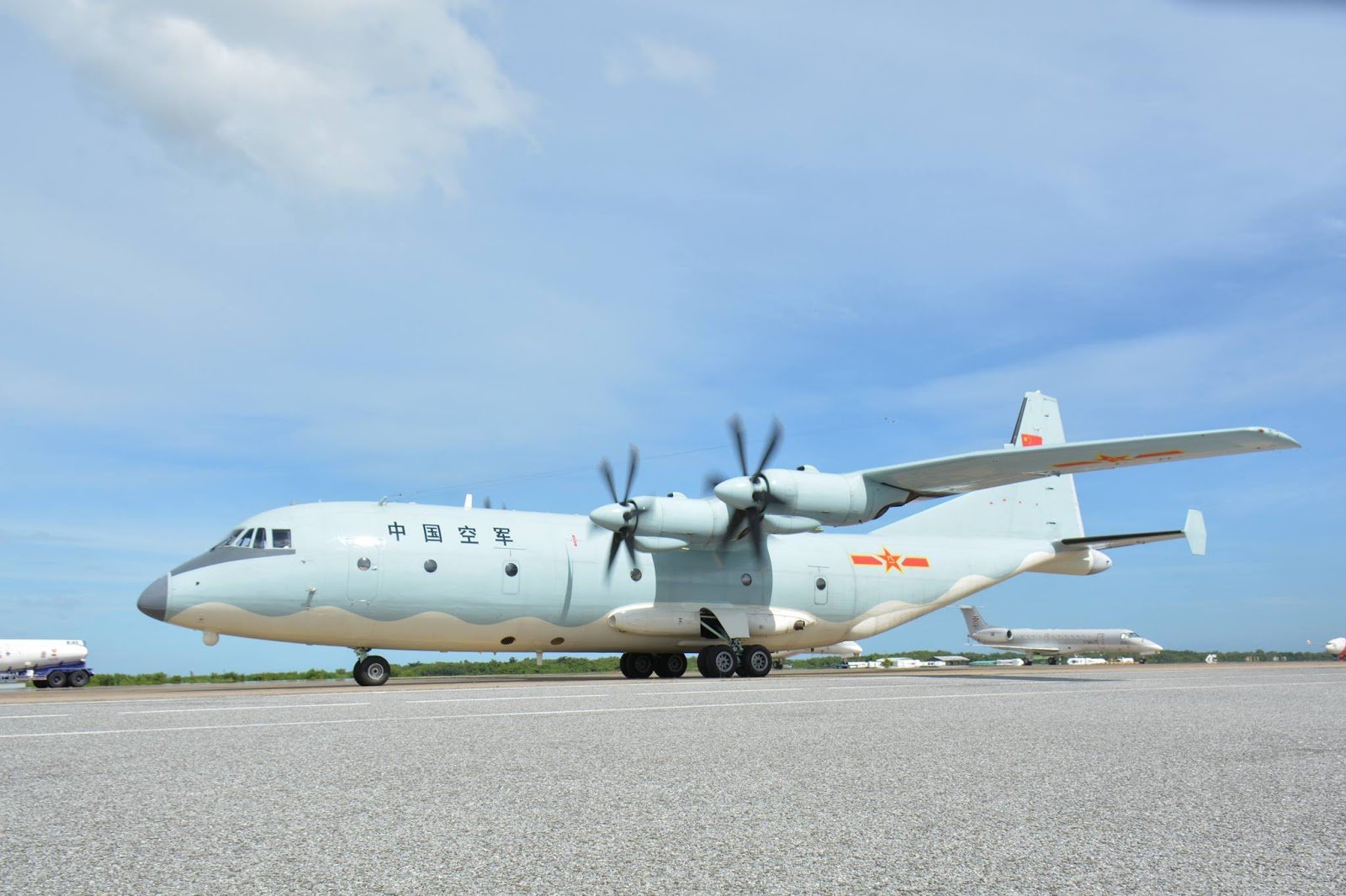 Y 9. Shaanxi y-9. Shaanxi y-9 самолет. Shaanxi y-9 Cockpit. Shaanxi y-9 кабина.