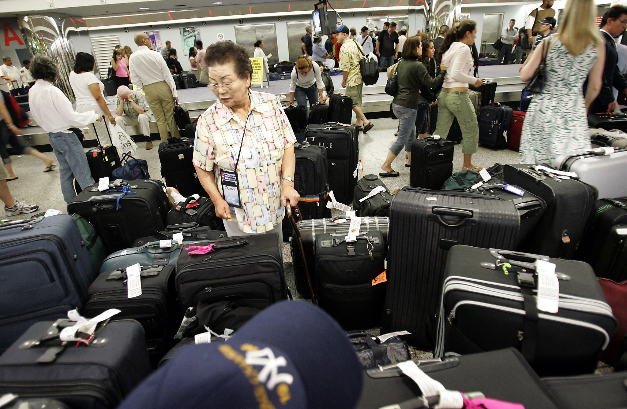 В аэропорту можно сдать. Чемодан самолет. Багажные сумки для самолета. Чемодан в аэропорту. Авиаперевозки пассажиров.