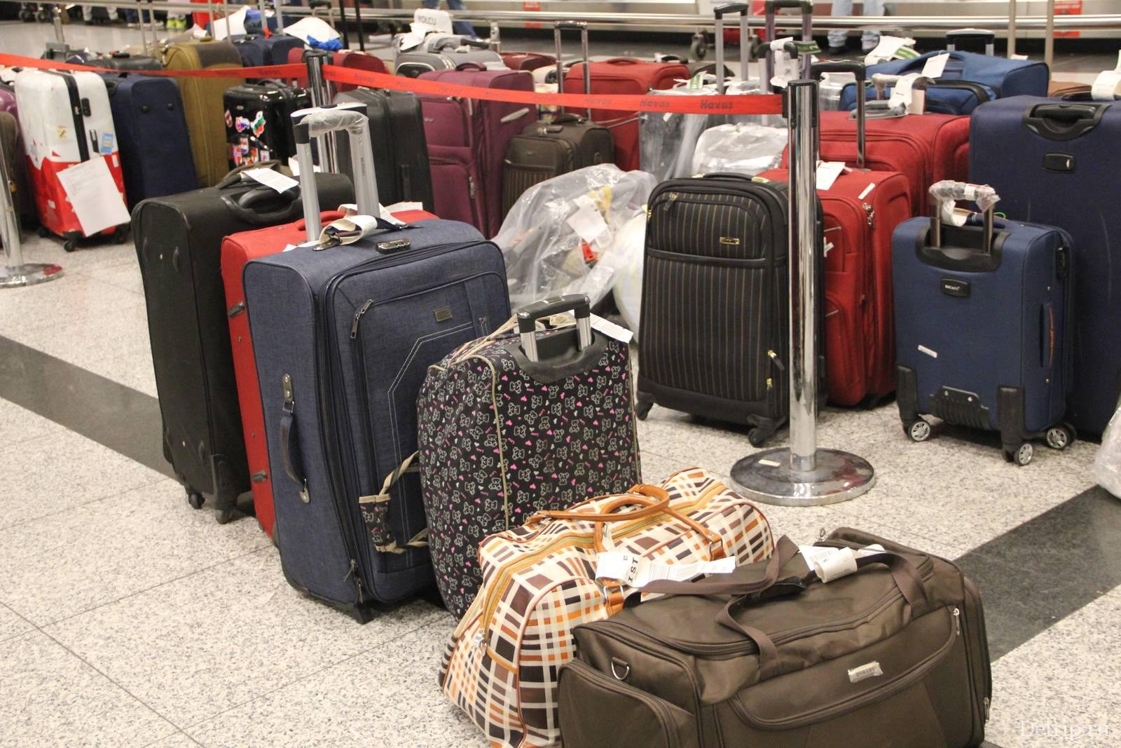 Можно сдать в багаж ноутбук. Чемодан в аэропорту. Огромный чемодан. Чемодан для багажа в самолете. Багажные сумки для самолета.