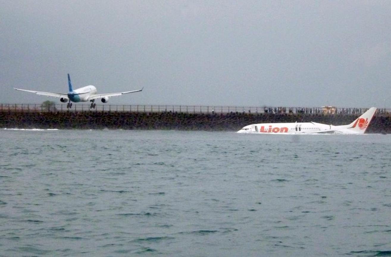 Аварийные посадки самолетов на воду. Боинг 737 посадка на воду. Приводнение Боинга 737 - 800 в Денпасаре. Самолёта Boeing 737 посадка на воду. Боинг 737 на Бали.