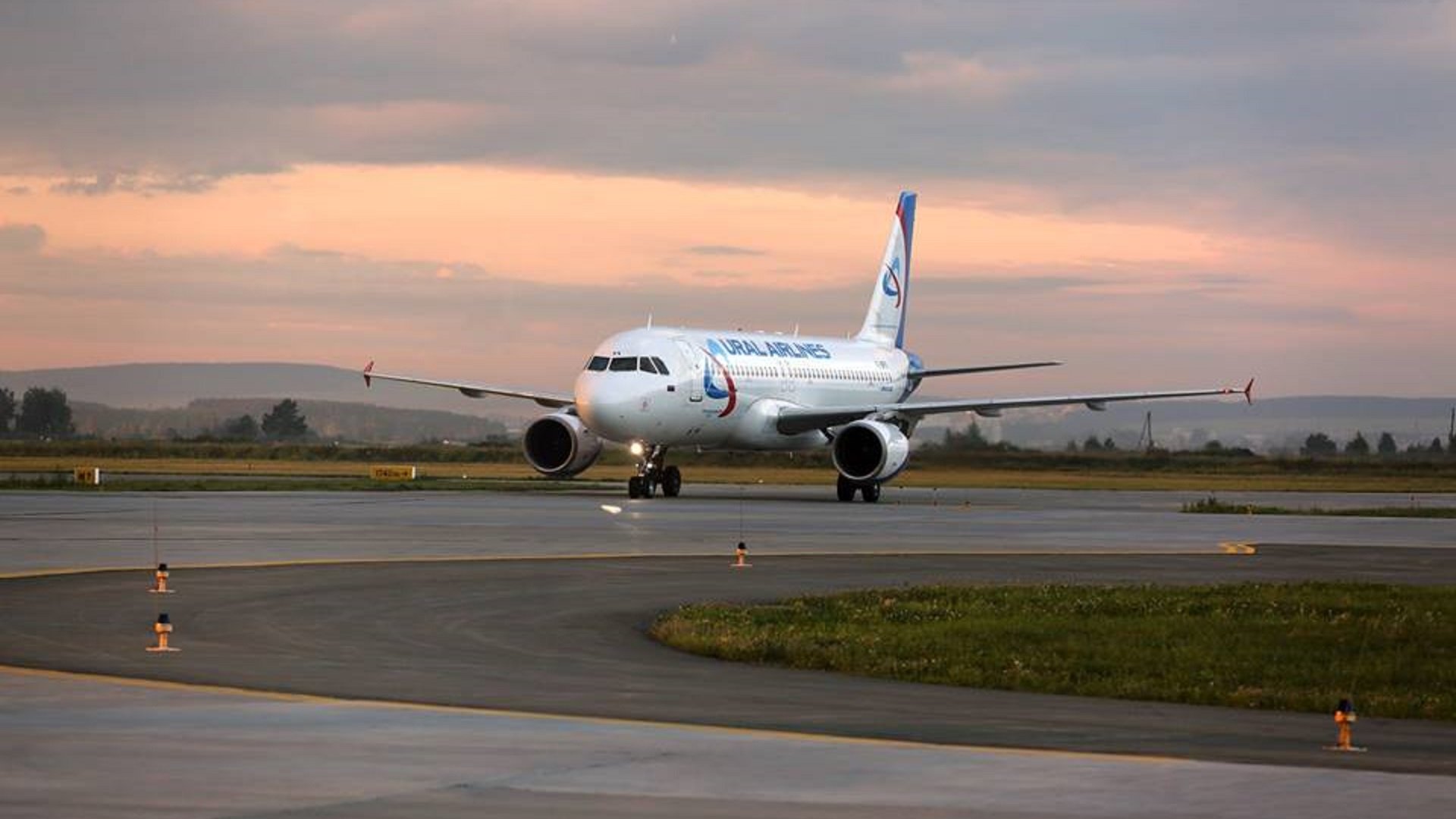 Самолет екб. Самолёт Уральские авиалинии Екатеринбург. Аэропорт Кольцово Уральские авиалинии. Аэропорт Кольцово Кольцово самолет Уральские авиалинии. Уральские авиалинии Кольцово.