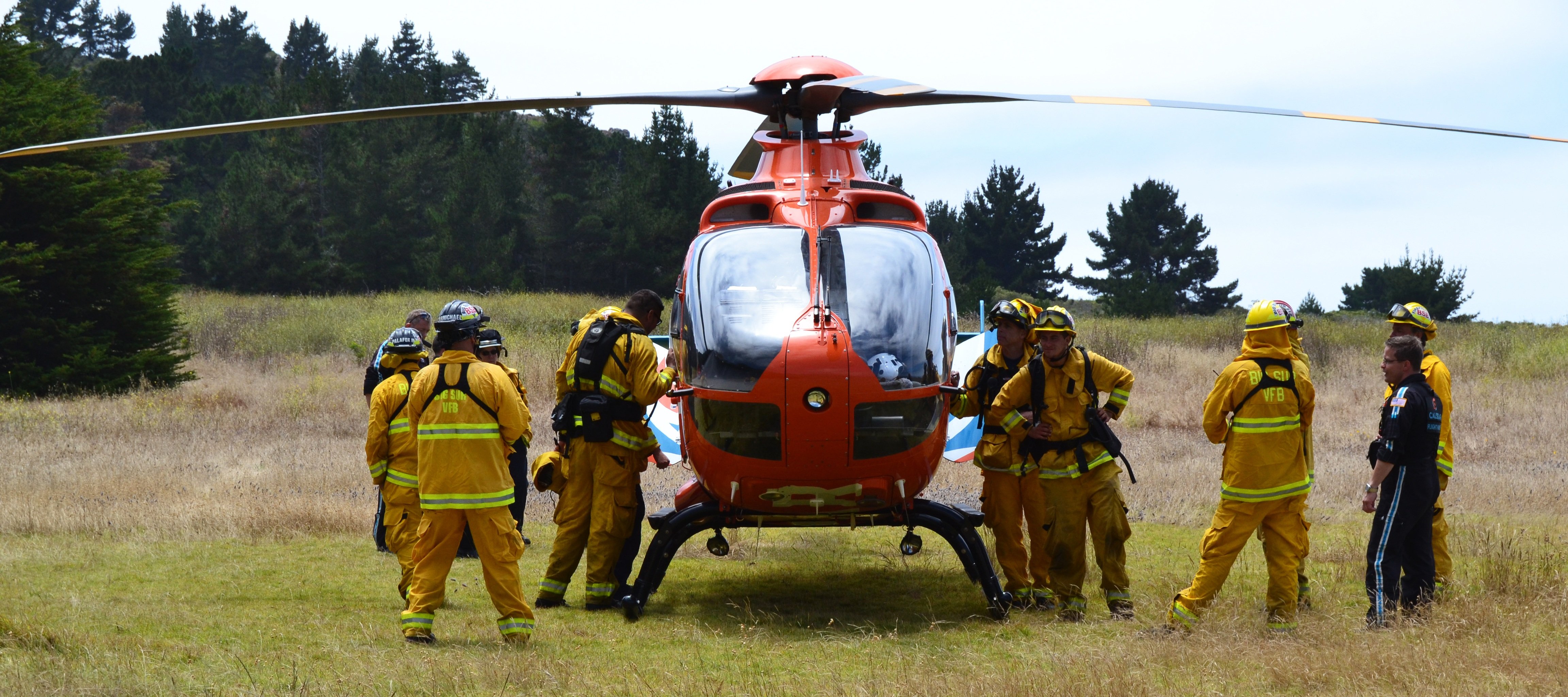 Вертолет самолет человек. Вертолет "пожарный". Пожарная Авиация вертолеты. Вертолет спасателей. Пожарный спасательный вертолёт.