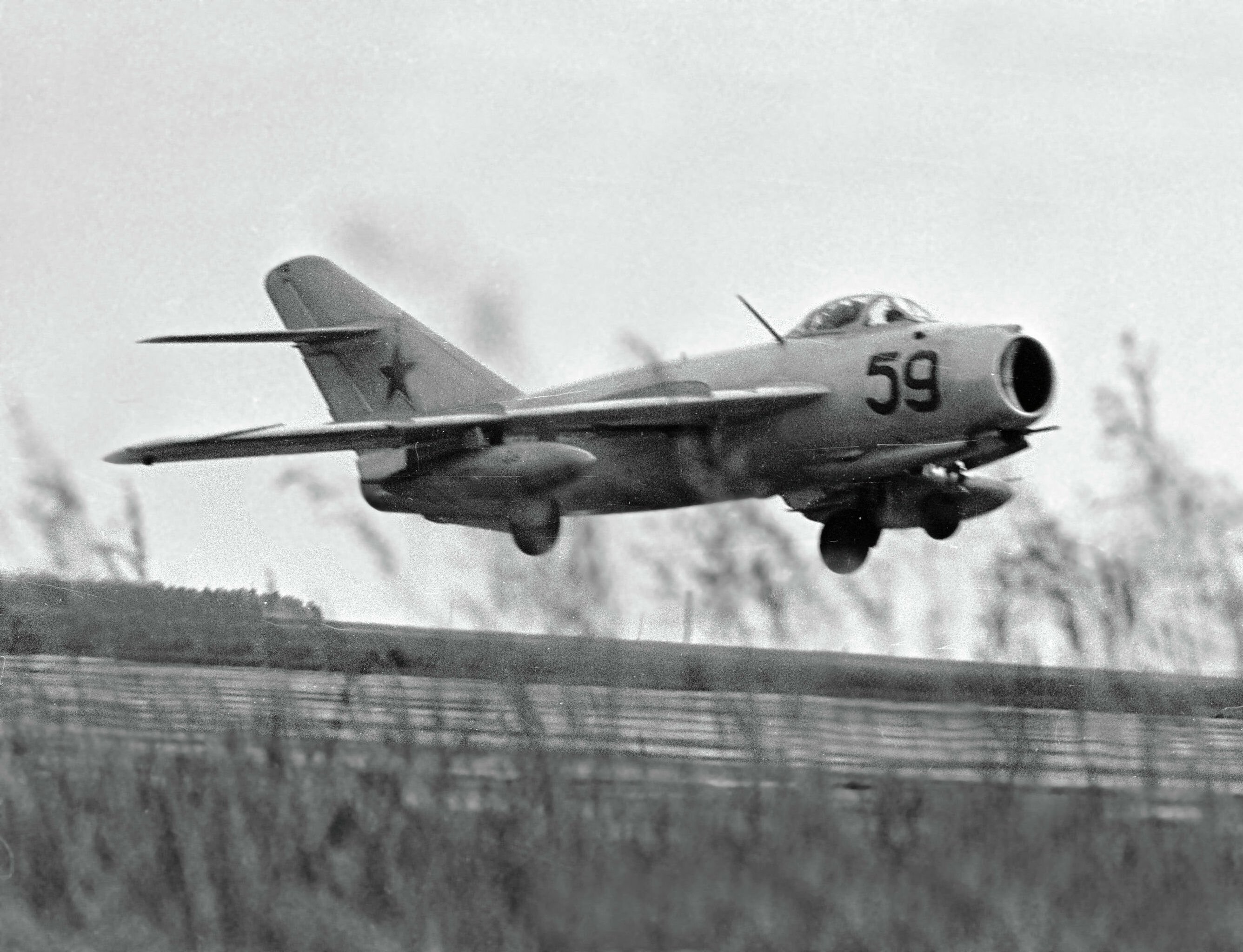 Первый советский военный самолет. Миг-17 истребитель. Советский истребитель миг-17. Миг-17ф Кунмадараш. Миг 17 самолет истребитель.