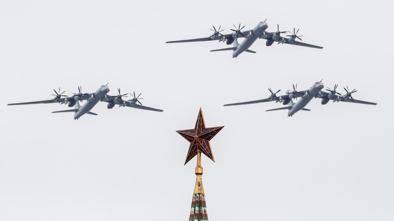 9 мая 2024 день недели. Ту 95мс над Курском. Ту-95 бомбардировщик на параде Победы. Воздушный парад 9 мая в Москве. Самолеты на параде.
