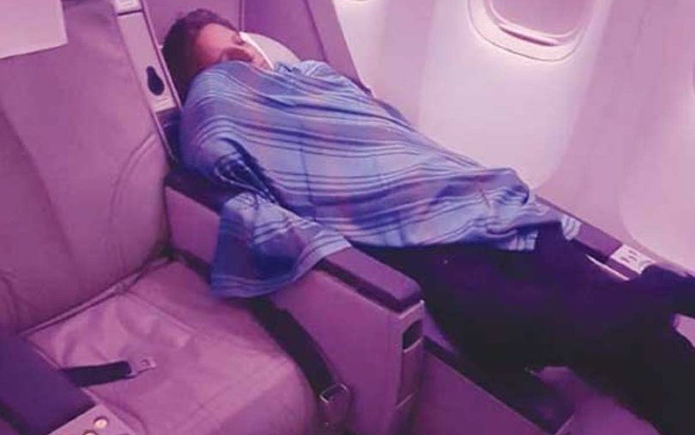 Телефон во время полета в самолете. Спать в самолете. Спящие в самолете. Спящие пассажиры в самолете. Спящие люди в самолете.