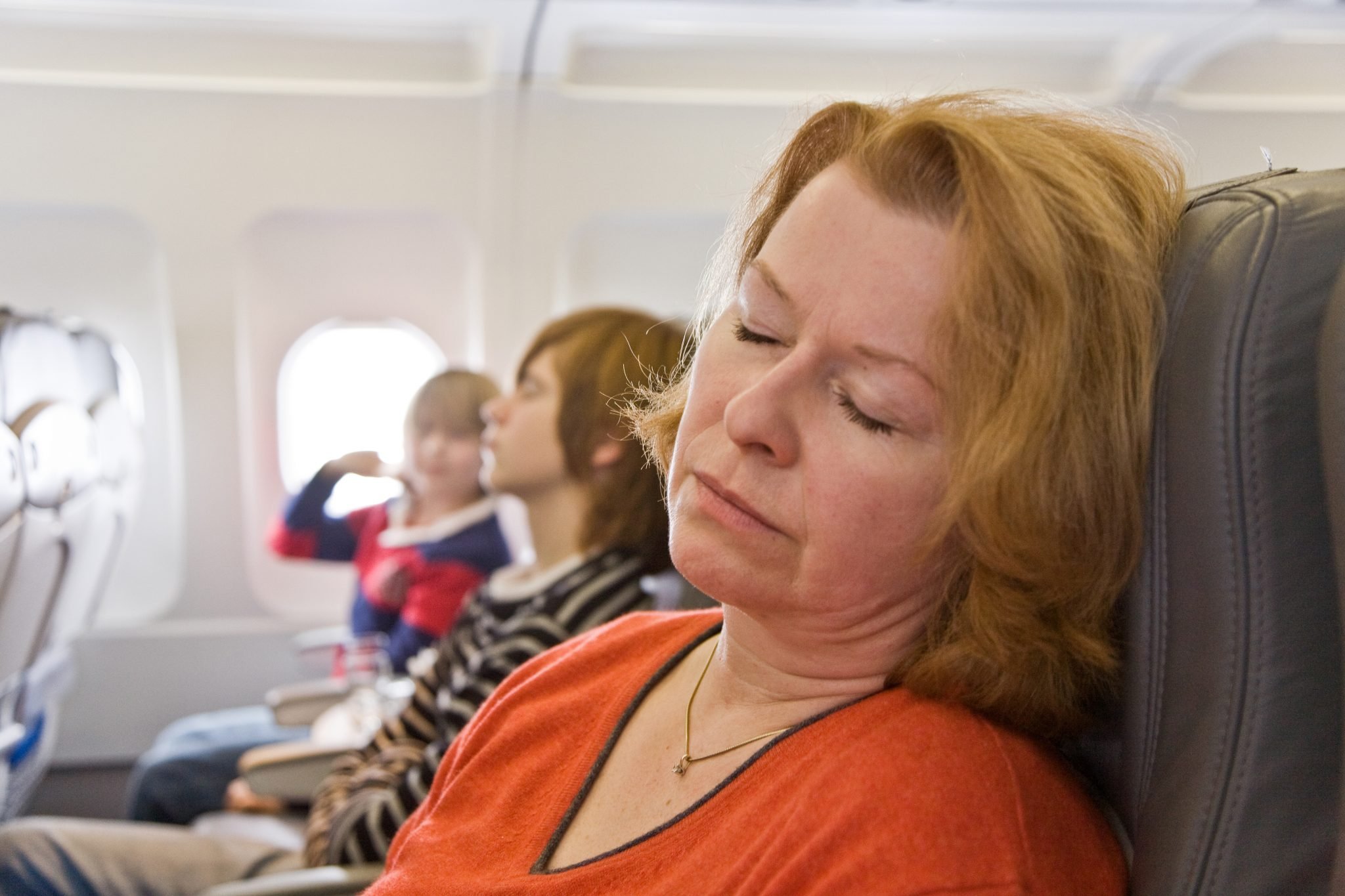 Самолет пожилые люди. Пожилая дама в самолете. Спящие в самолете. Бабушка в самолете.
