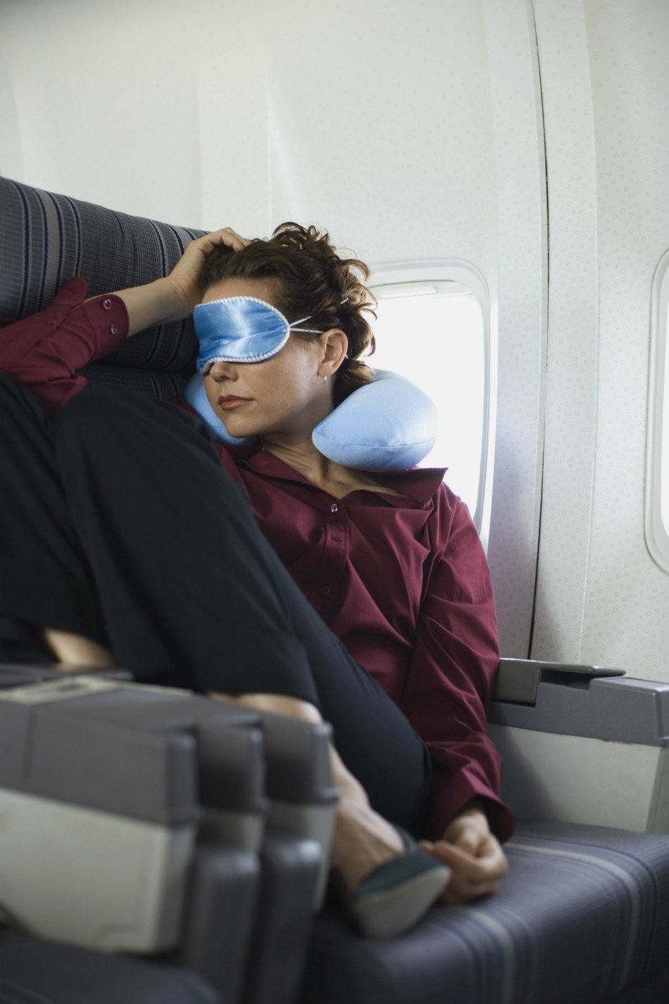 Спящий человек в самолете