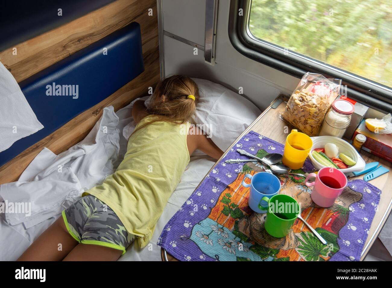 Спит в поезде подросток