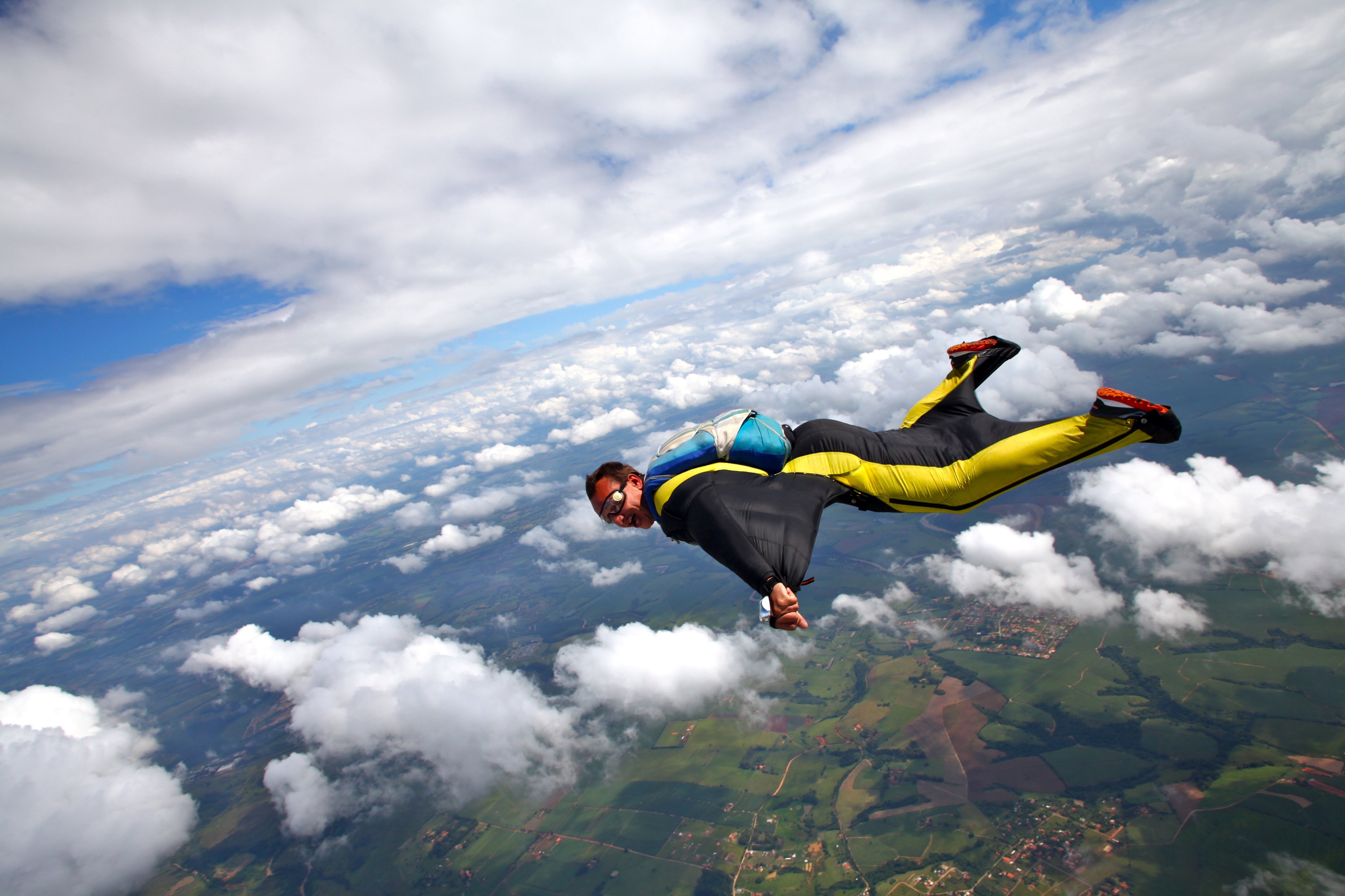 Люди разного полета. Скайдайвинг парашютный спорт. Летающий человек. Полет в небе. Полет в прыжке.