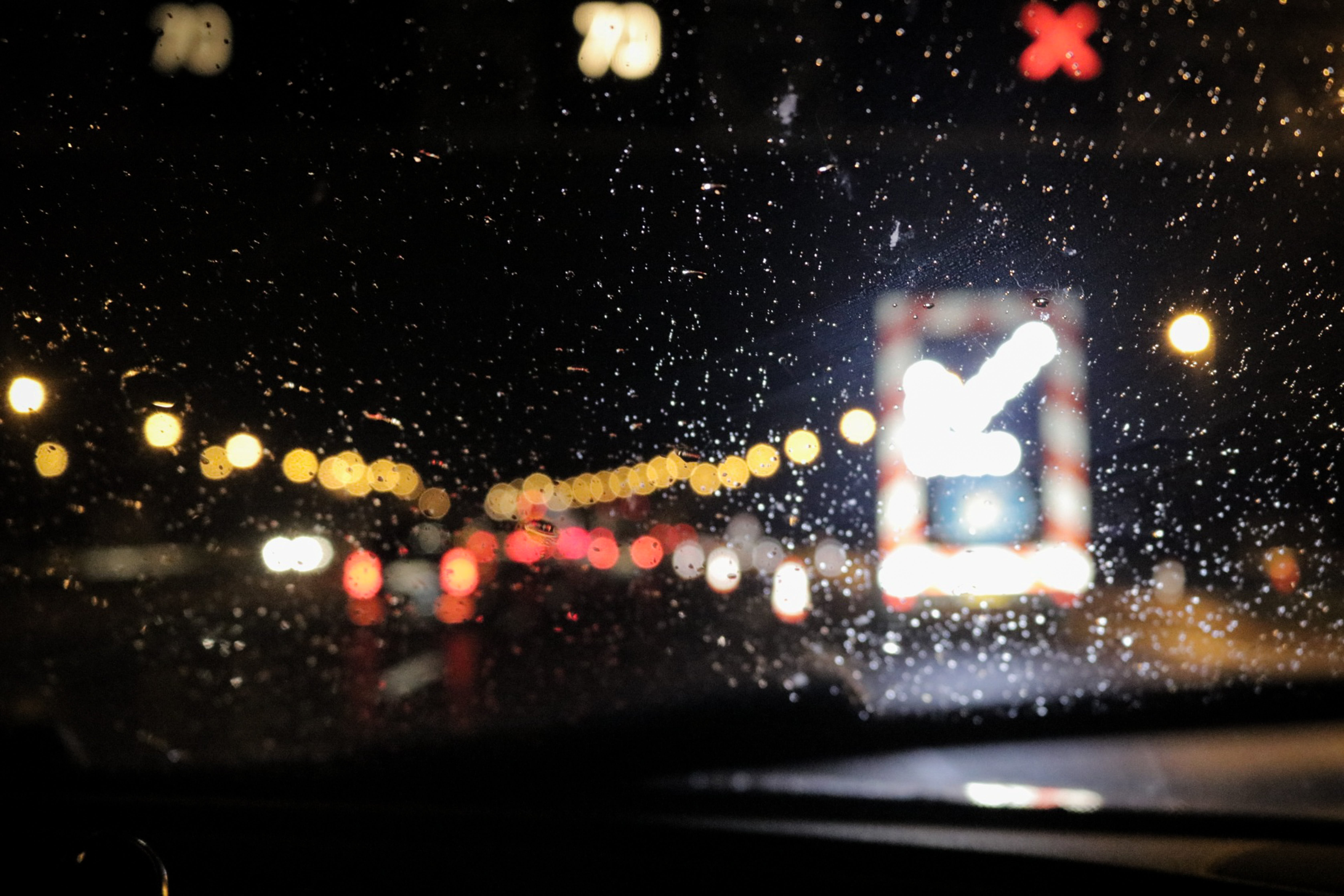 Дождь из машины ночью