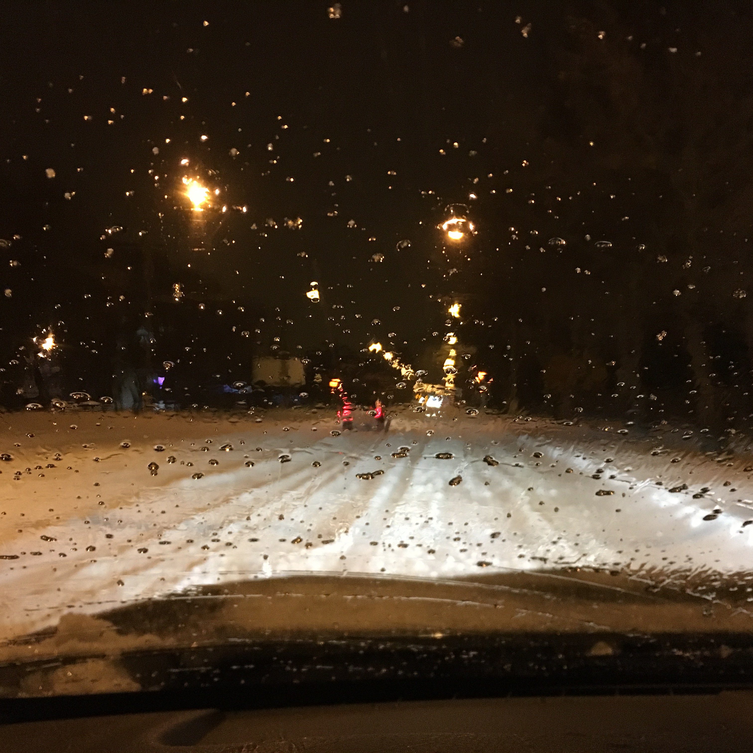 Снежок на дорогу падает. Трасса ночь снег. Ночная зимняя трасса. Ночной снегопад. Снег из окна машины.