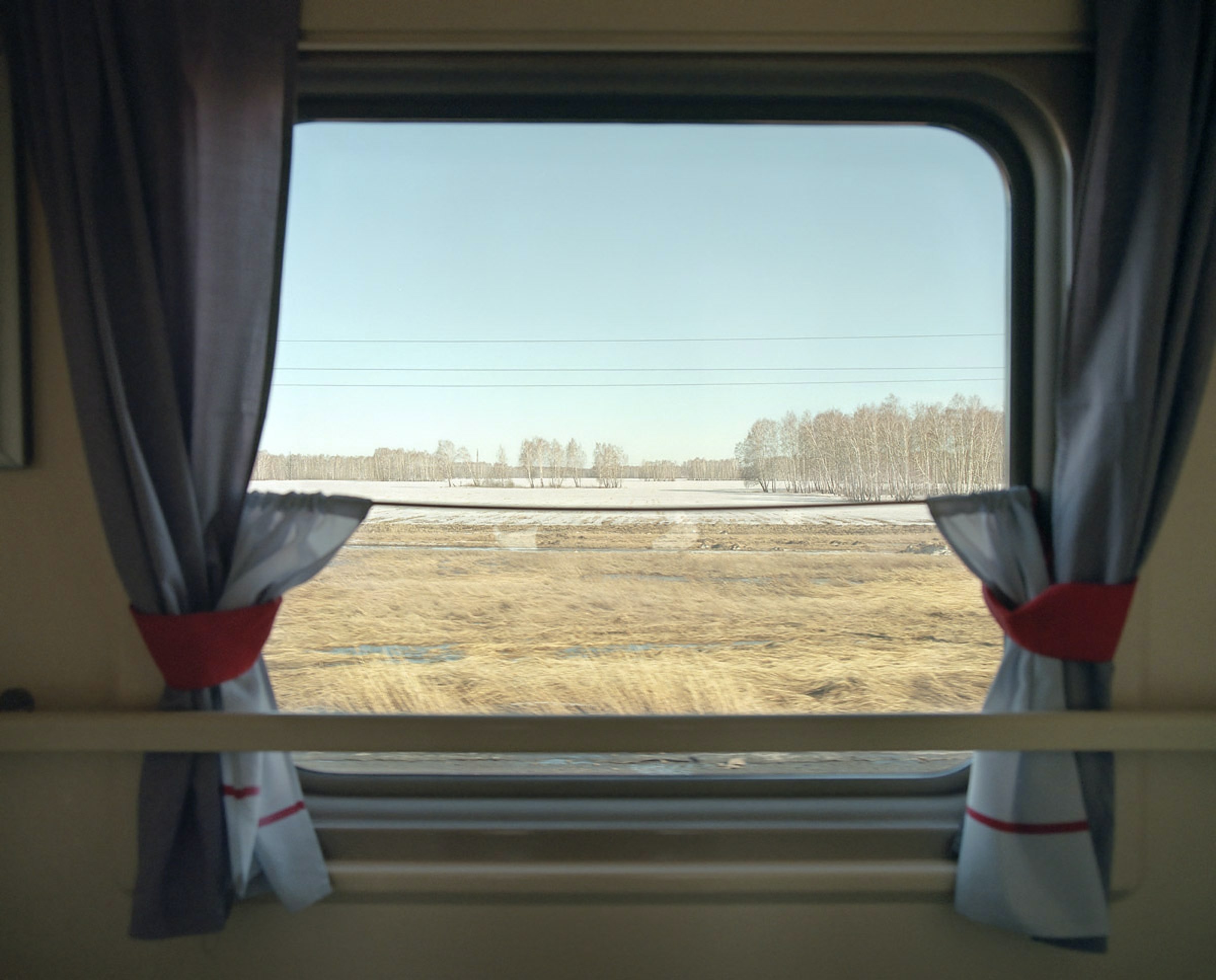 Шторки в вагонах. Окно поезда. Вид из окна поезда. Окно вагона. Вид с окна поезда.