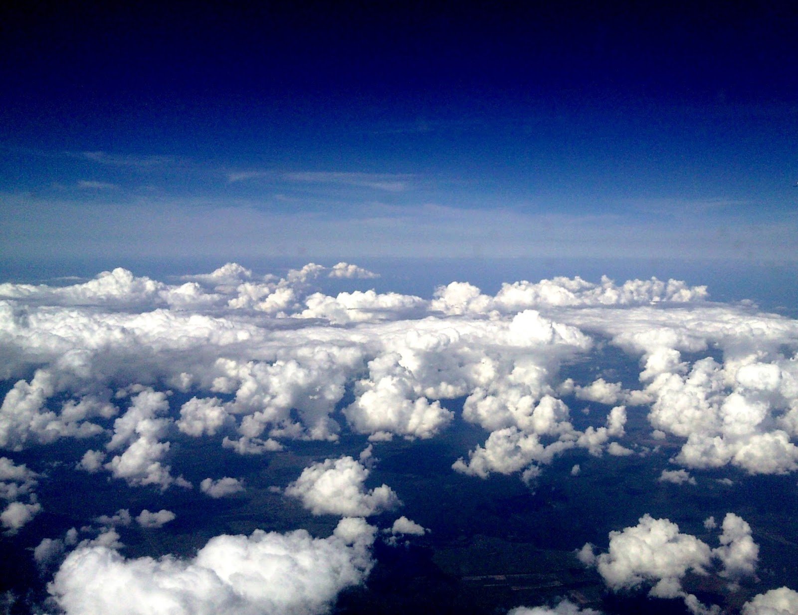 На небо над землей высоко. Над облаками. Небо вид сверху. Полет между облаками.