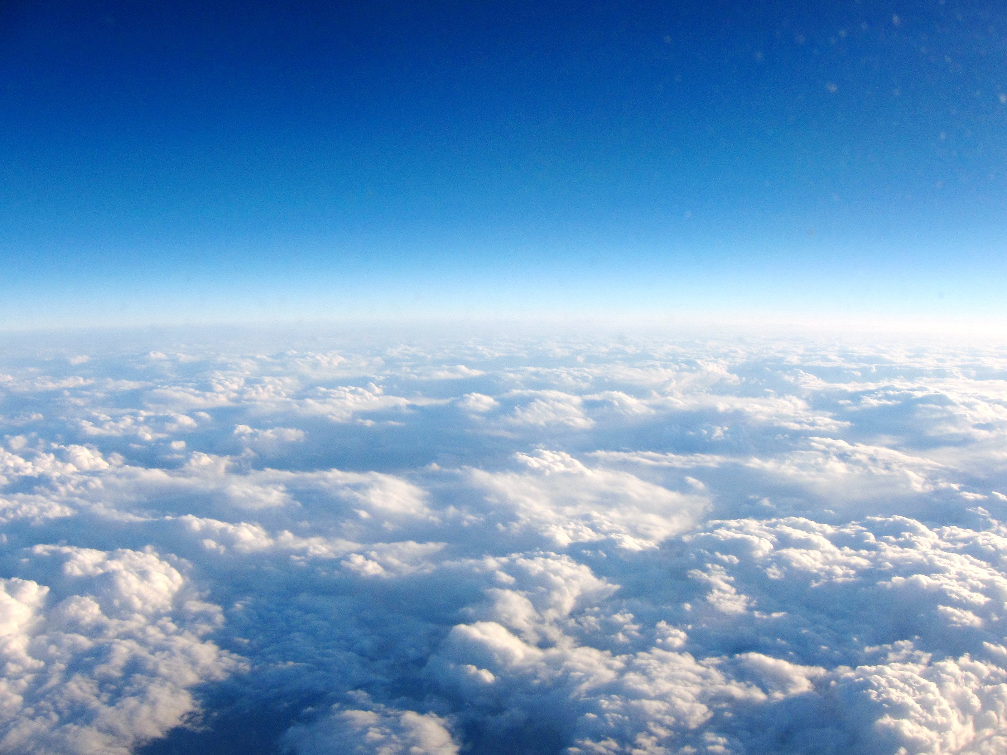 Vid s. Вид с самолета на облака. Небо вид из самолета. Небо над облаками. Самолет в небе.