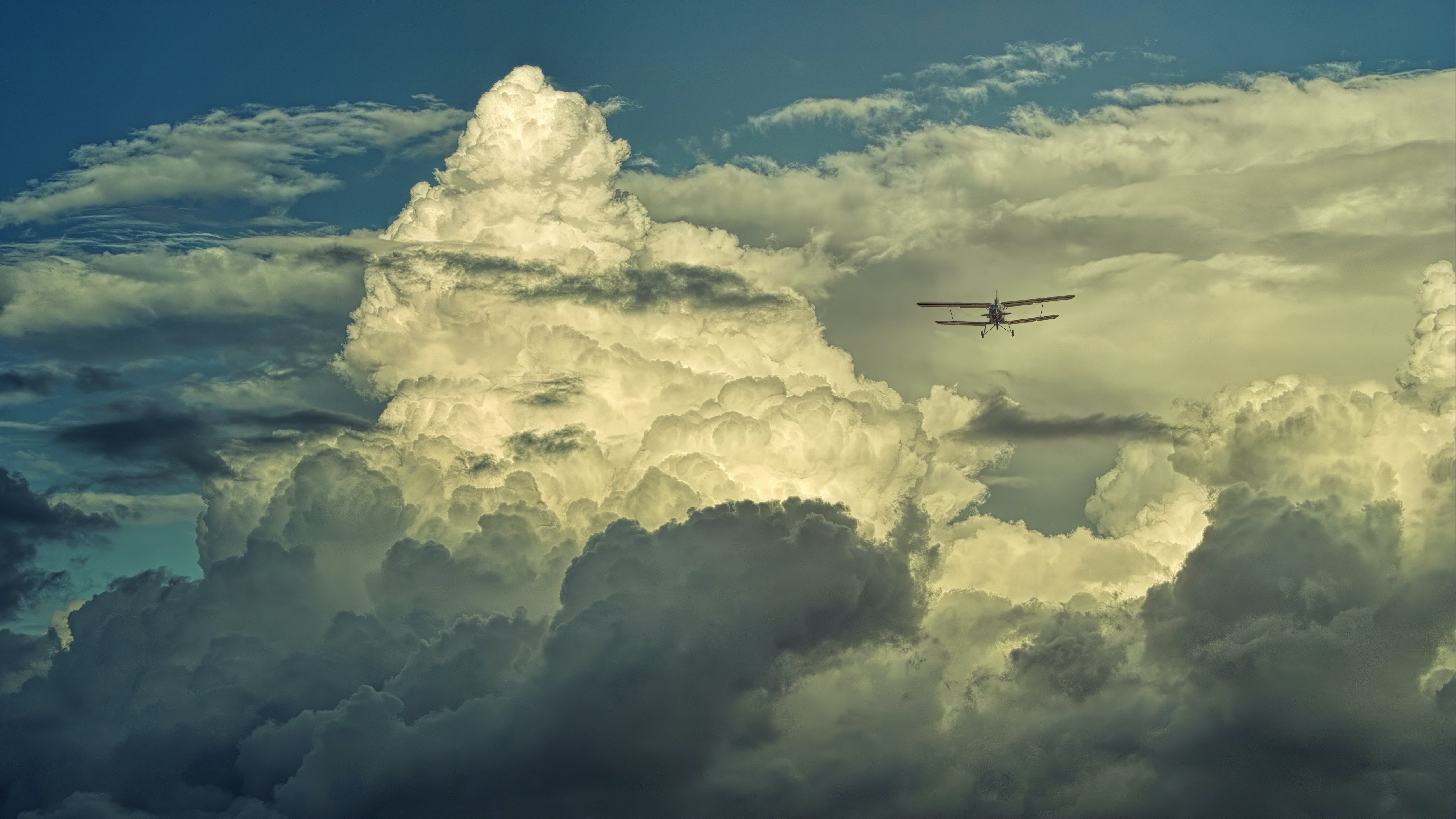 Сквозь узкий разрыв в облаках впр. Небо облака самолет. Самолет в небе. Небо с облаками. Самолет в облаках.