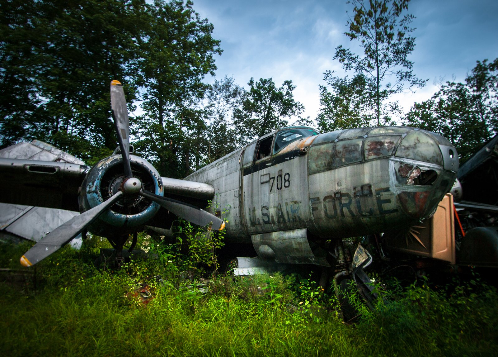 Самолет кидать. Ил 2 заброшенный. Заброшенный самолет ил-76 (abandoned il 76). Заброшенный самолет ил-2. Заброшенные самолеты второй мировой войны.