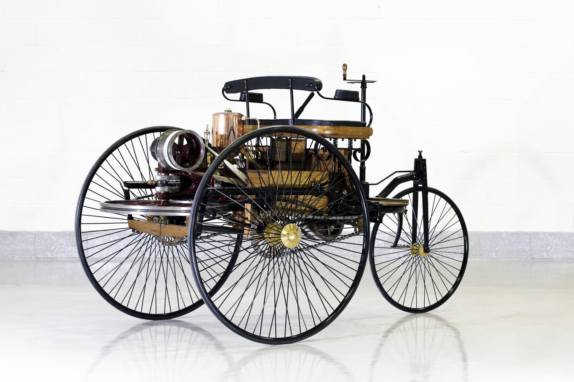 Первый автомобиль с двигателем сгорания. Benz Patent-Motorwagen 1886. Benz Patent-Motorwagen 1886 двигатель.