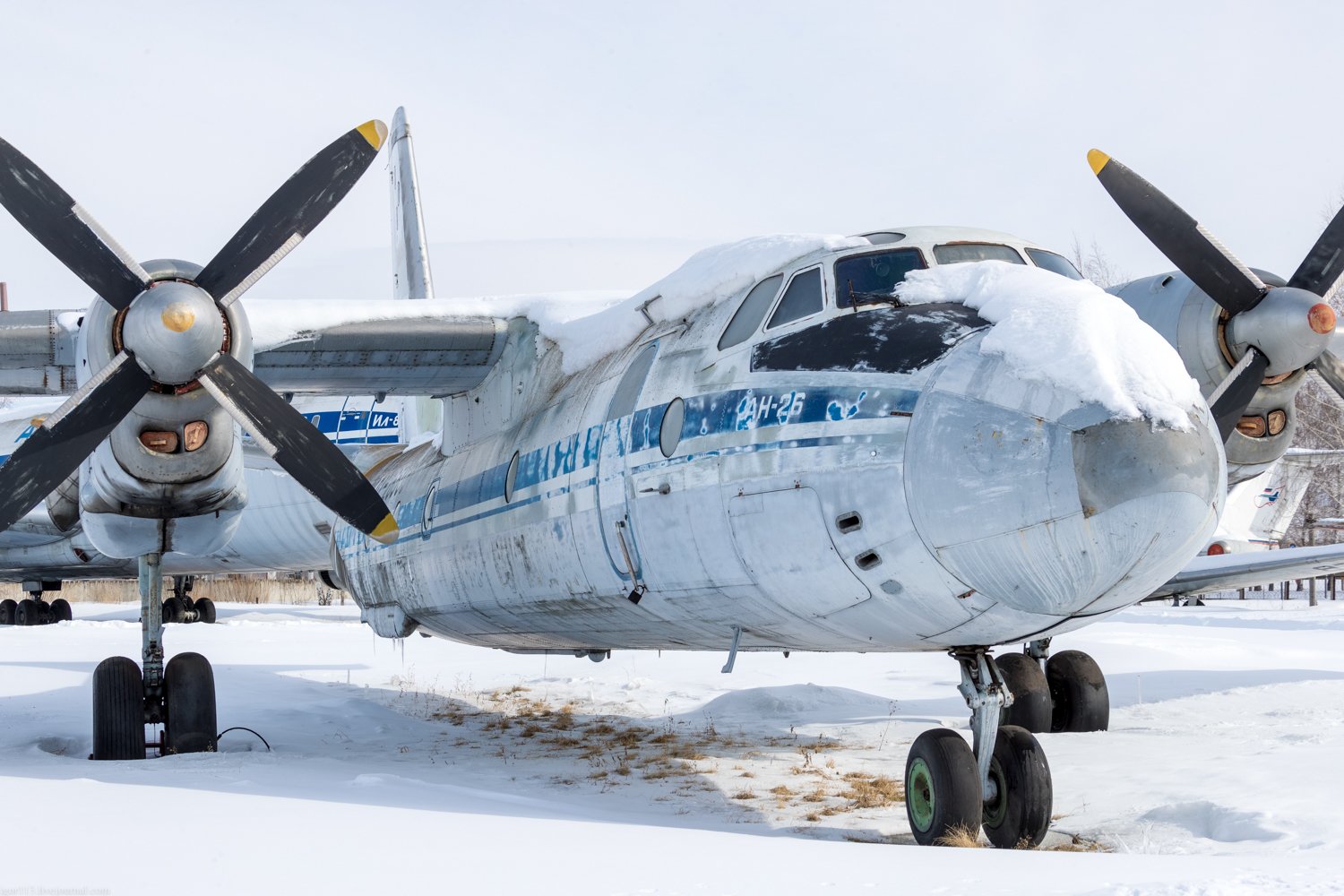 АН-26 военно-транспортный самолёт