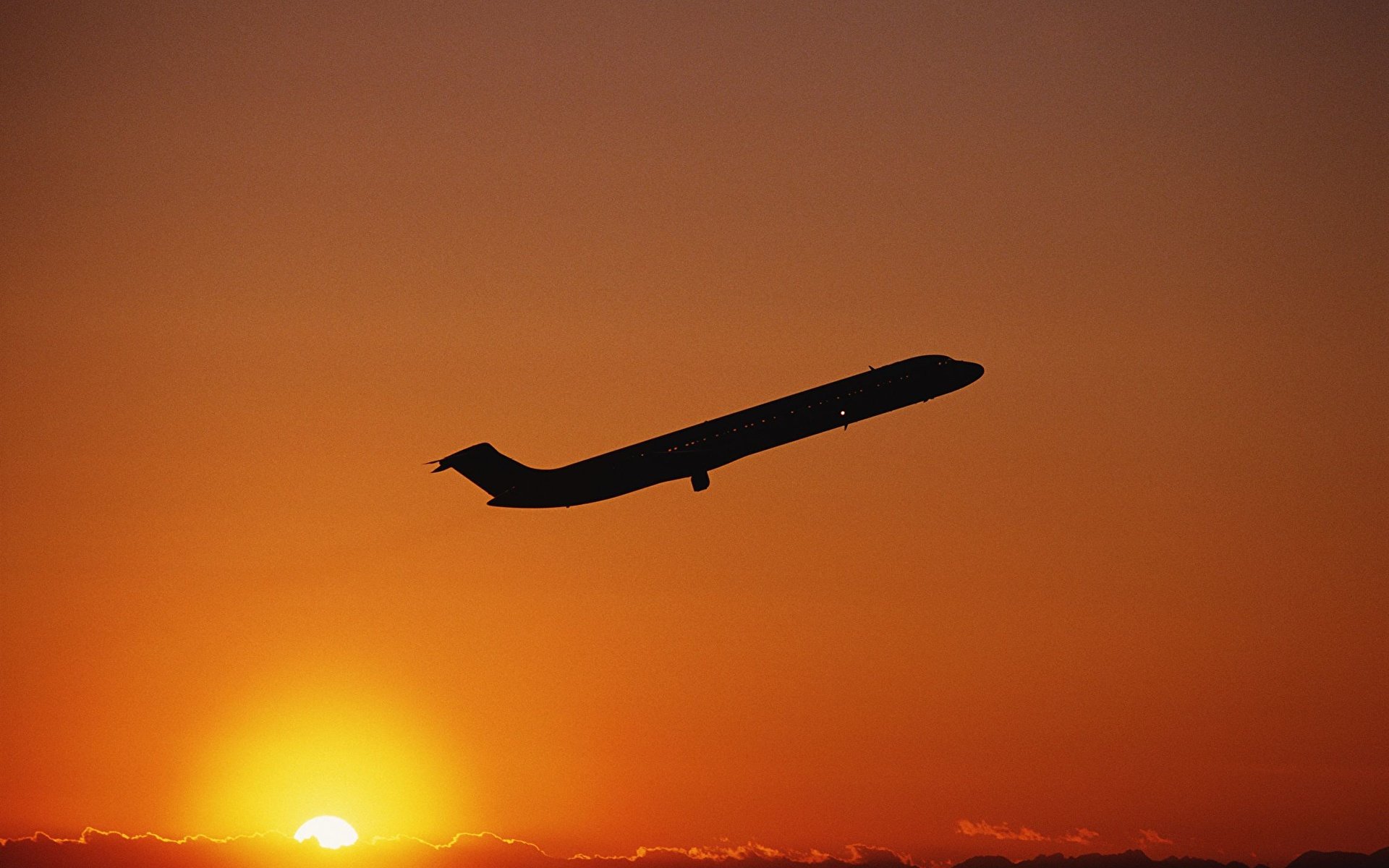 В небо для тебя взлетают самолеты. Самолет на закате. Красивый самолет. Самолет в полете на закате. Взлет самолета.