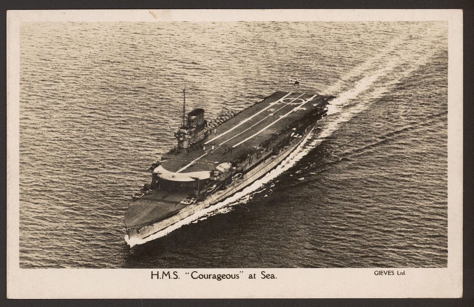 Courageous перевод. Тонущий авианосец HMS courageous. Авианосец Корейджес гибель. HMS courageous 1916. HMS courageous (50).