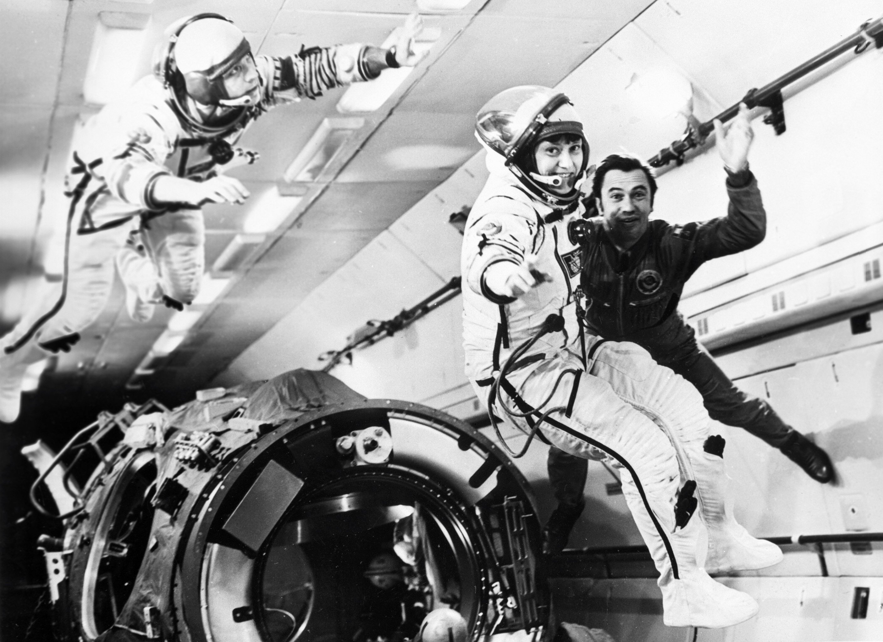 Первый полет в космос картинки. Экипаж космического корабля Союз т7. Первый полет в космос СССР Савицкая.