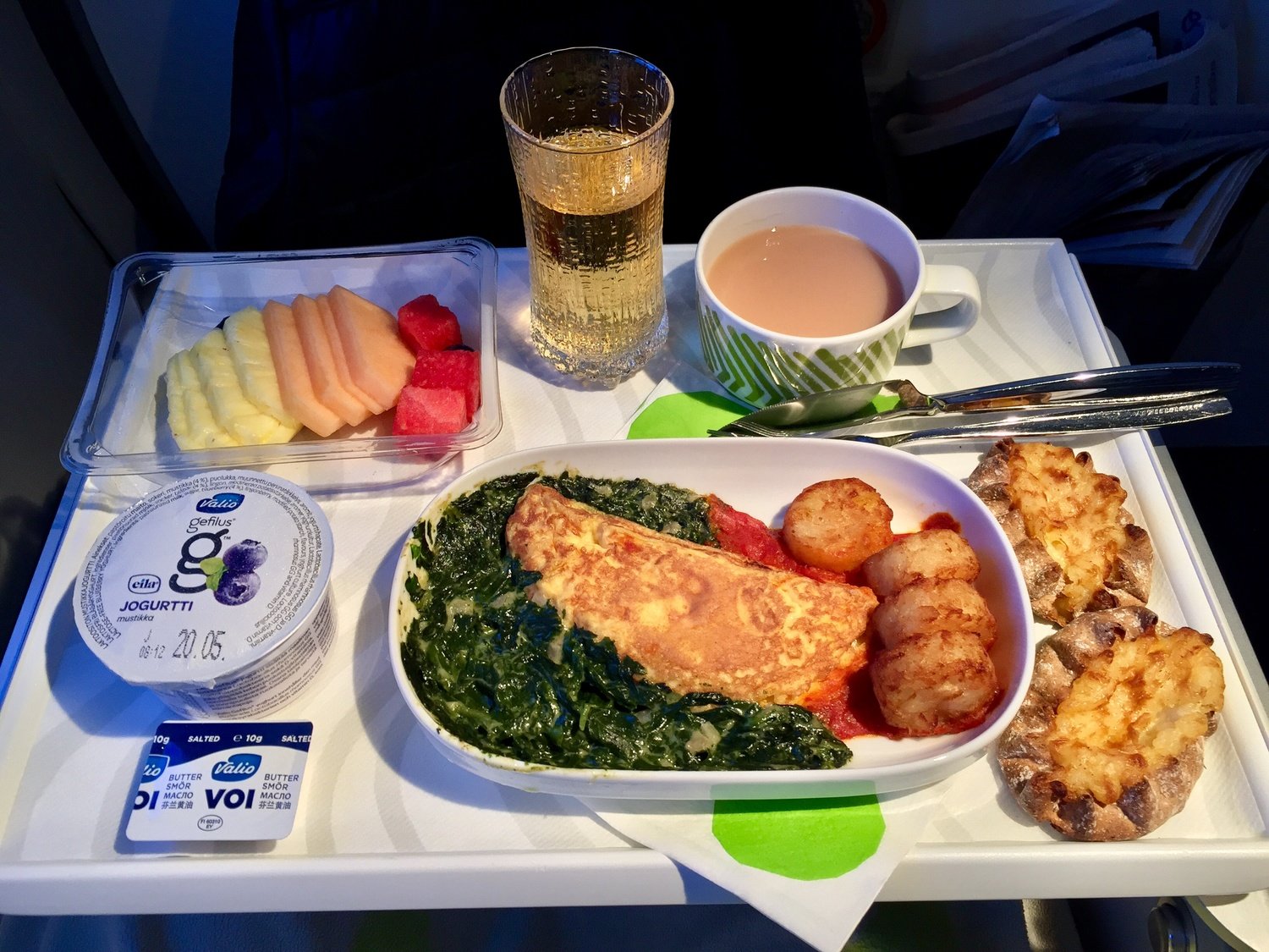 Уезжать обед. Еда в самолете. Обед в самолете. Обед в бизнес классе в самолете. Еда в бизнес классе.